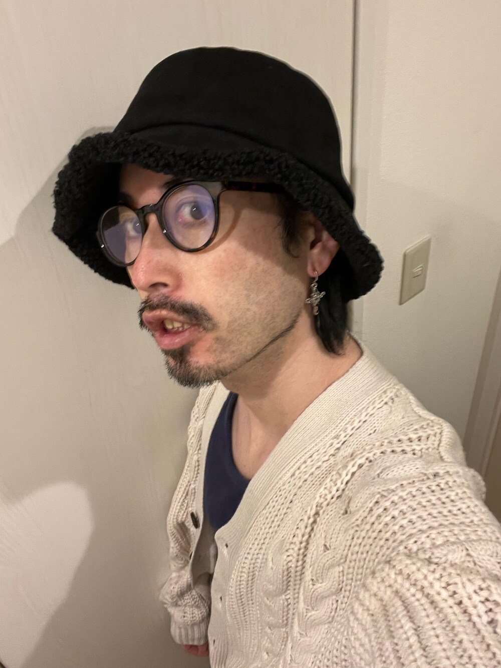 ホワイト系のカーディガン/ボレロ、グリーン系のショルダーバッグ、ブラウン系のスラックスを着用したメンズの秋コーディネートの4枚目の写真