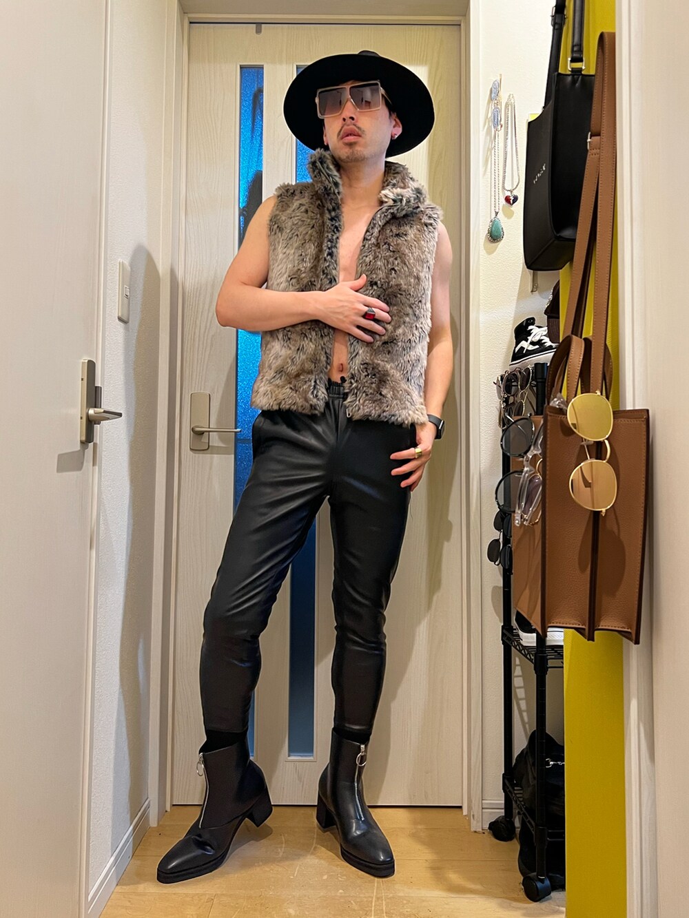 ブラック系のその他パンツ、ブラック系のブーツを着用したメンズの夏コーディネートの5枚目の写真