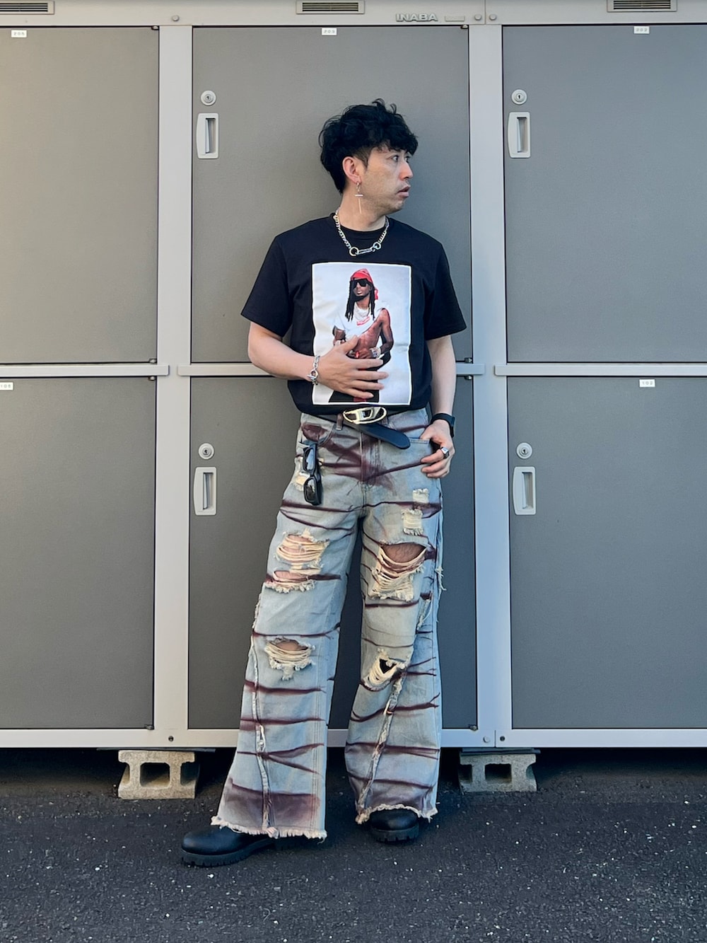 ブルー系のデニムパンツ、ブラック系のブーツ、ブラック系のTシャツ/カットソーを着用したメンズの秋コーディネートの2枚目の写真