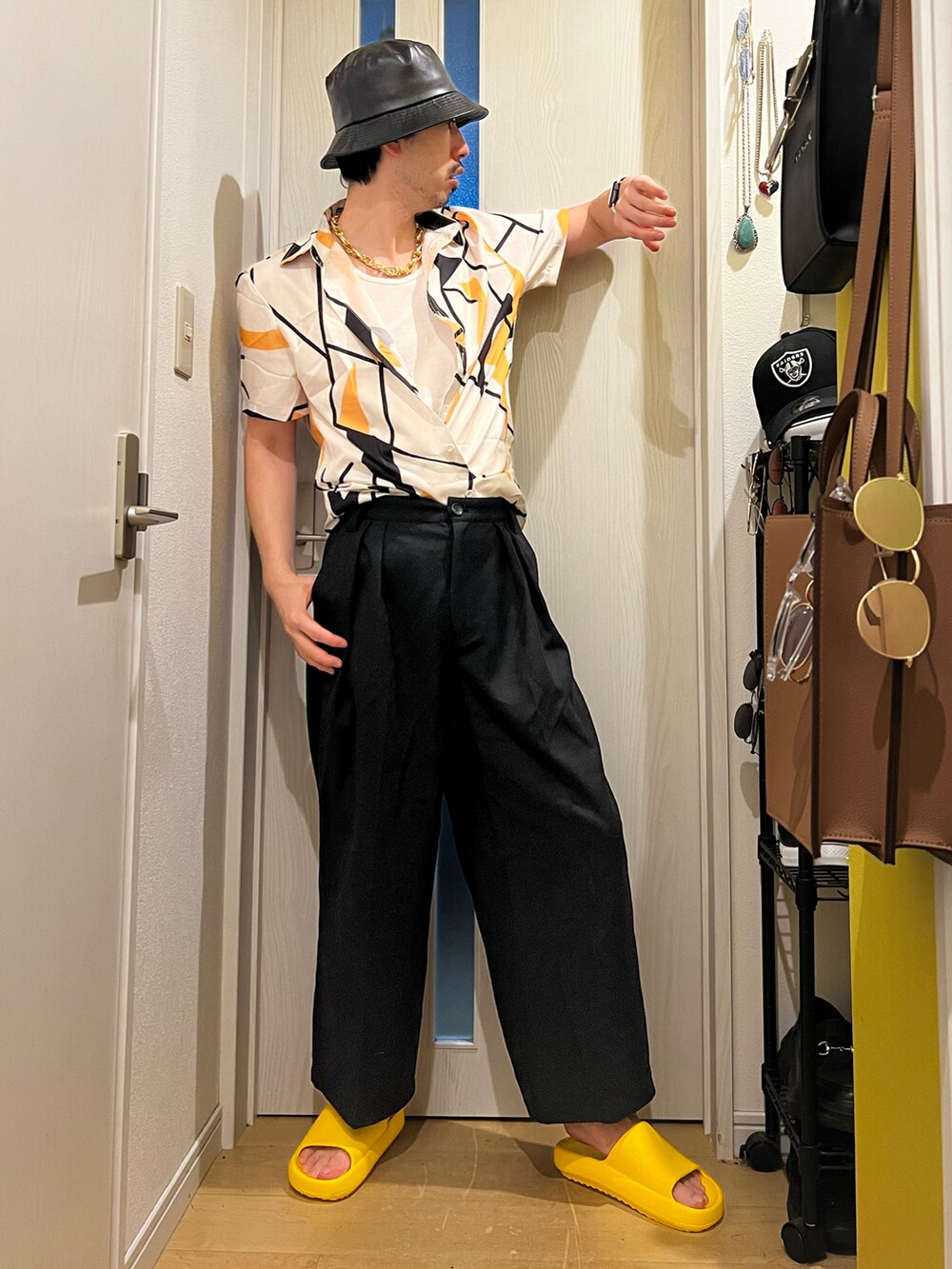 グレー系のスラックスを着用したメンズの夏コーディネートの2枚目の写真