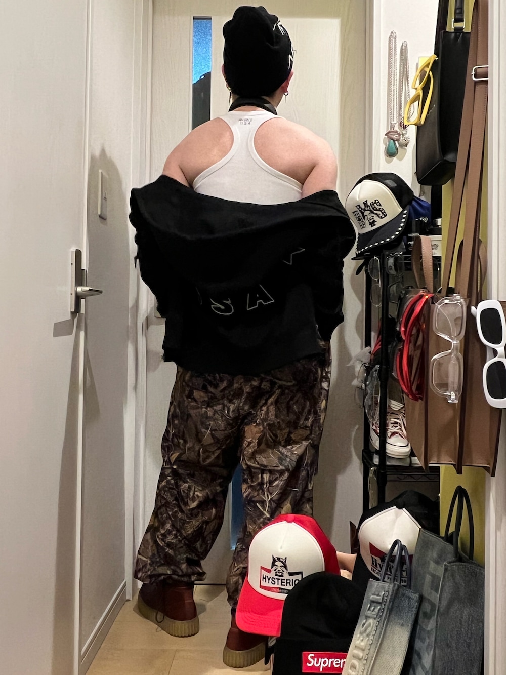 「真冬のあったかスタイル、シンプルスタイル、お出かけコーデ、ジップパーカー、ニット帽、ブーツ、ストリート、低身長、低身長コーデ、休日コーデ、韓国ファッション、韓国コーデ、韓国ストリート、お洒落さんとつながりたい、過去の投稿も見て頂けたら嬉しいです😊」｜「adidasのアディカラー ミニボウリングバッグ / アディダスオリジナルス adidas Originals（ショルダーバッグ、ブラック系）」を使った、shinyaさん（メンズ・168cm）の冬コーディネートの4枚目の写真