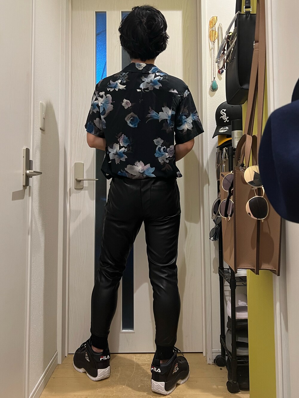 ブラック系のシャツ/ブラウス、ブラック系のその他パンツ、ブラック系のスニーカーを着用したメンズの春コーディネートの4枚目の写真