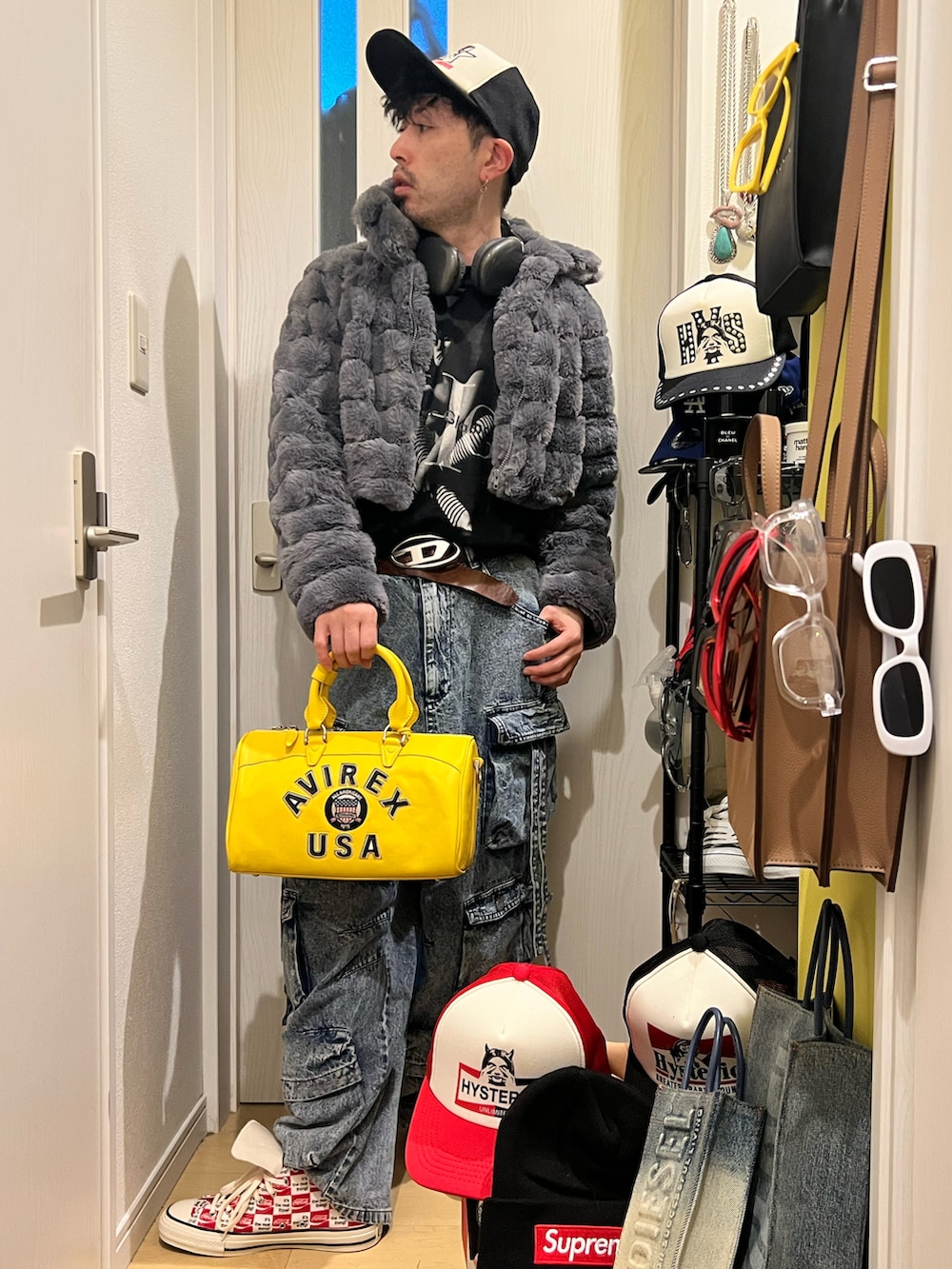 イエロー系のボストンバッグ、ブルー系のカーゴパンツ、レッド系のスニーカーを着用したメンズの冬コーディネートの4枚目の写真