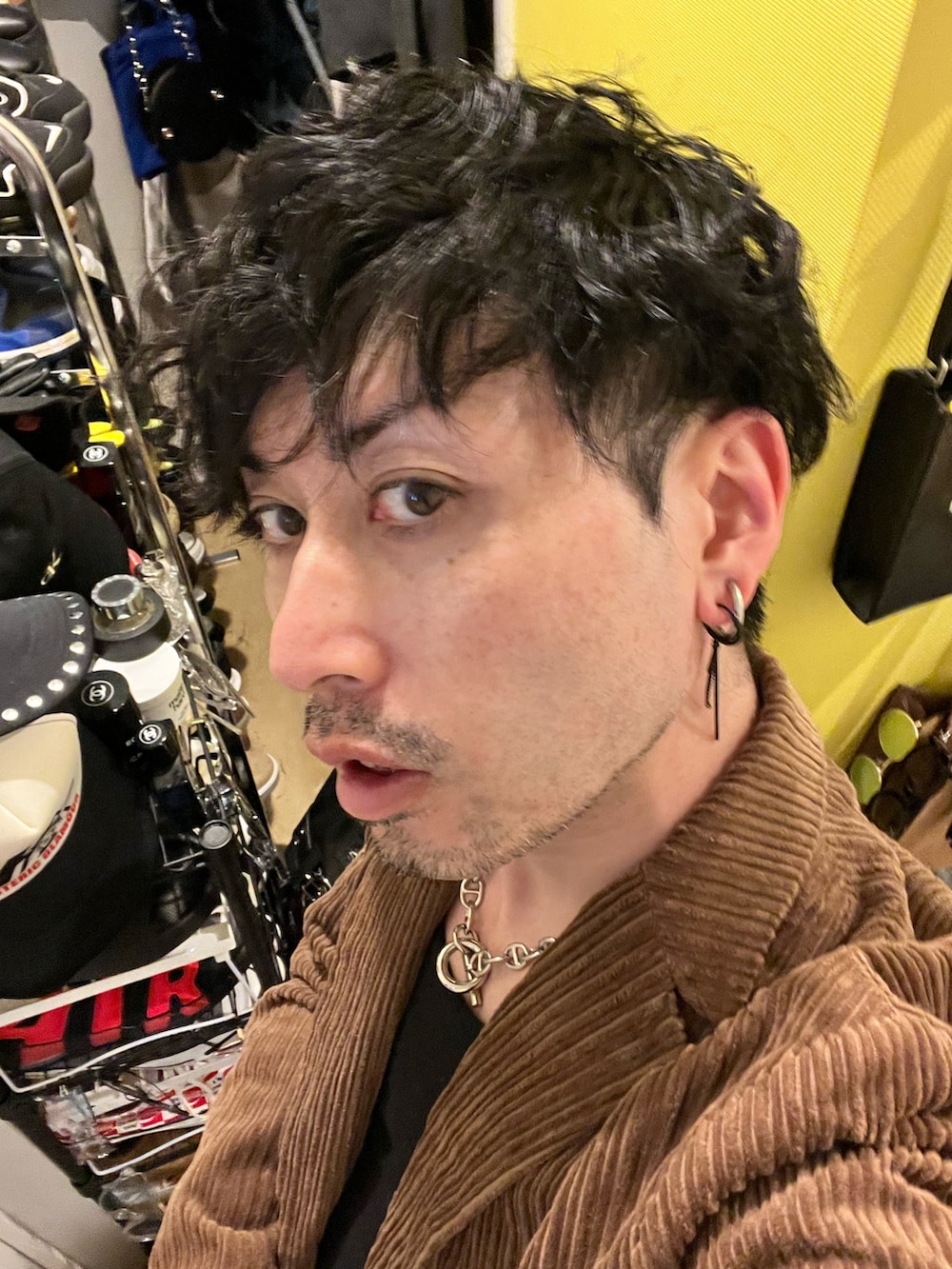 ブラウン系のテーラードジャケット、ブラック系のタンクトップ、ブラック系のショルダーバッグを着用したメンズの冬コーディネートの4枚目の写真