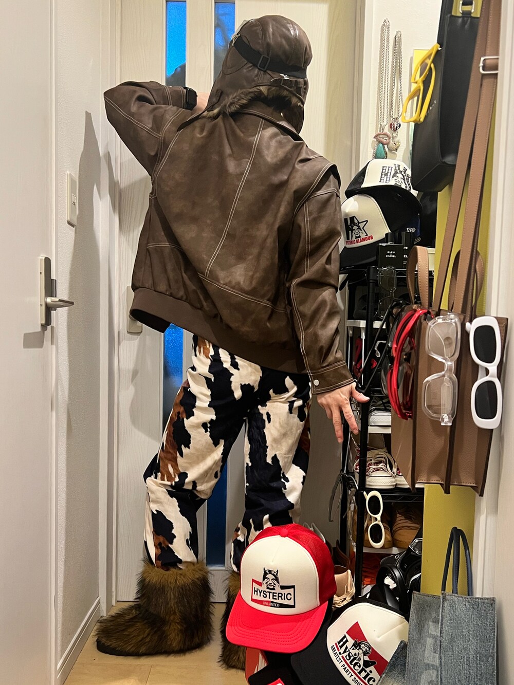 その他のデニムパンツ、ブラウン系のその他シューズ、その他の香水を着用したメンズの冬コーディネートの3枚目の写真