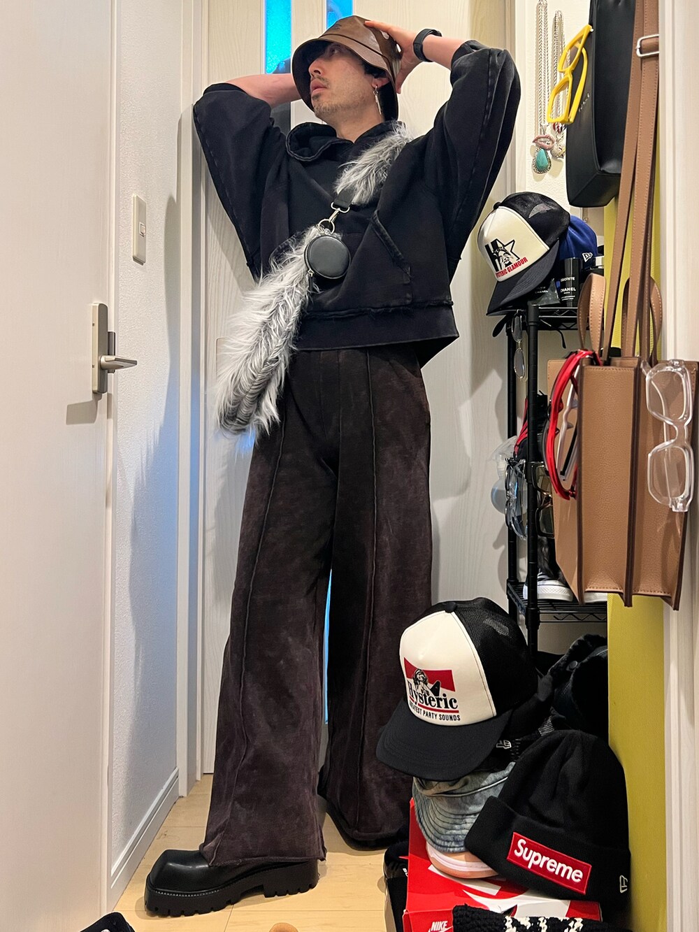 グレー系のショルダーバッグ、ブラック系のパーカー、レッド系のスウェットパンツを着用したメンズの秋コーディネートの2枚目の写真