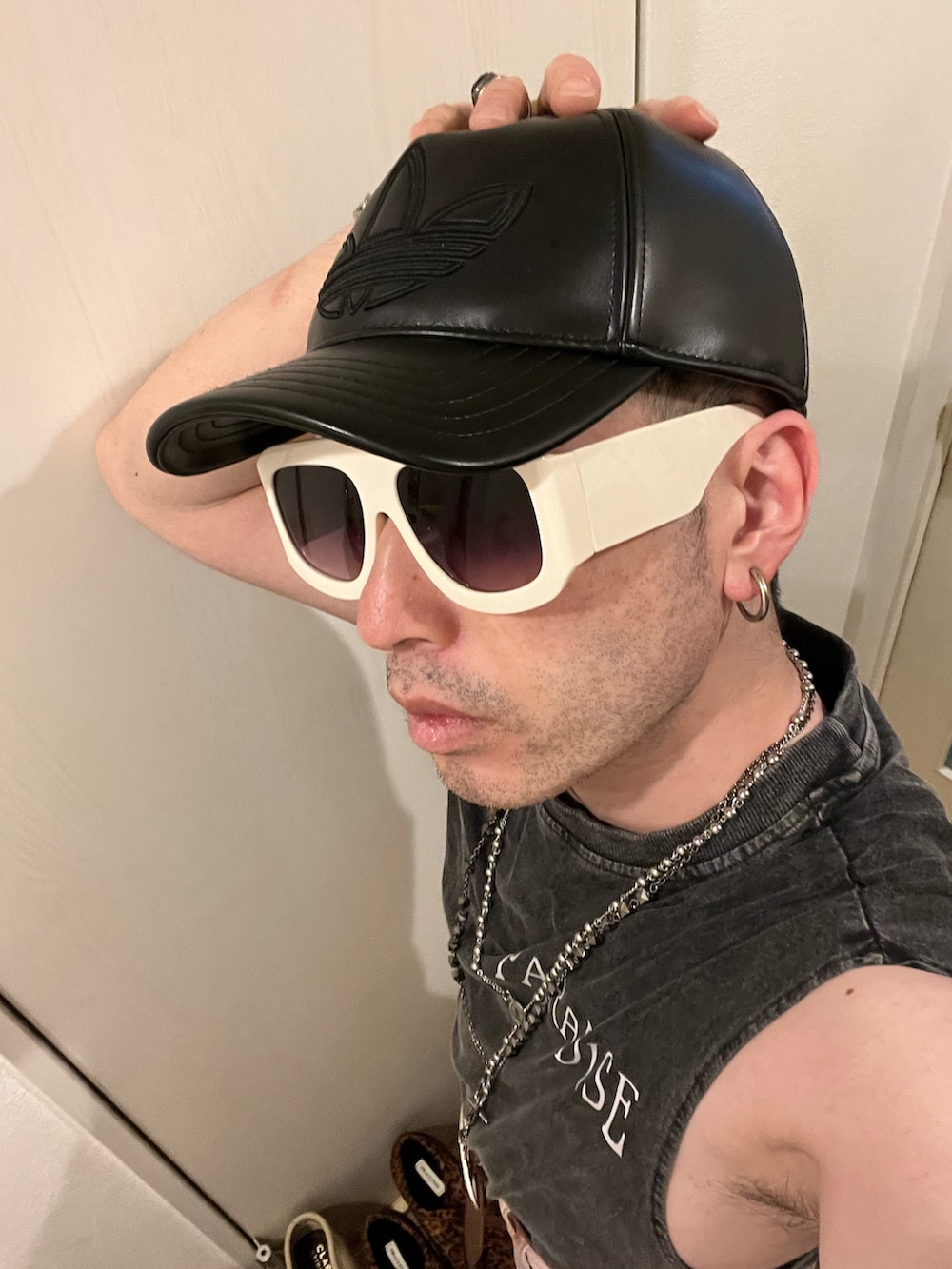 ブラウン系のブーツ、ピンク系のその他パンツ、ブラック系のボストンバッグを着用したメンズの春コーディネートの5枚目の写真