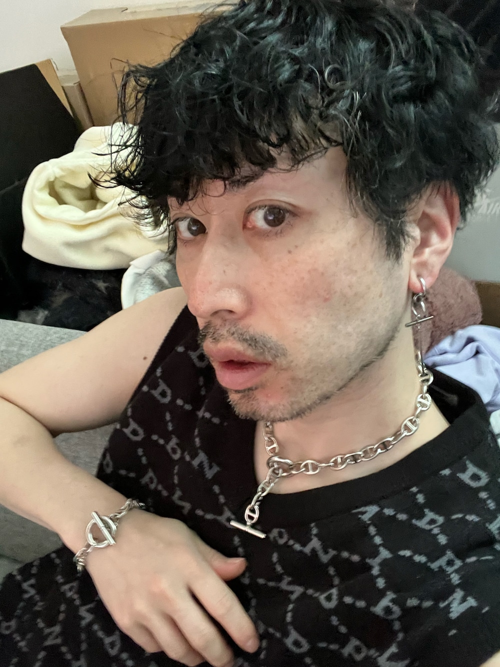 ブルー系のデニムパンツ、ブラック系のサンダル、ブラック系のトートバッグを着用したメンズの春コーディネートの5枚目の写真