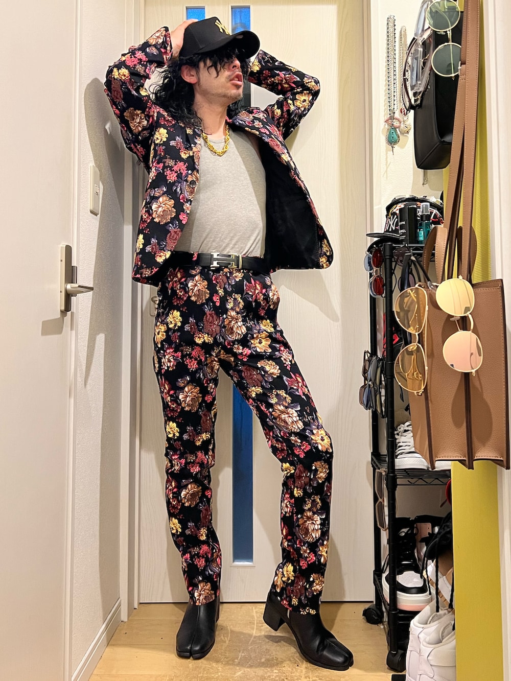 ピンク系のジャケット/アウター、ピンク系のパンツ、ブラック系のブーツを着用したメンズの秋コーディネートの3枚目の写真
