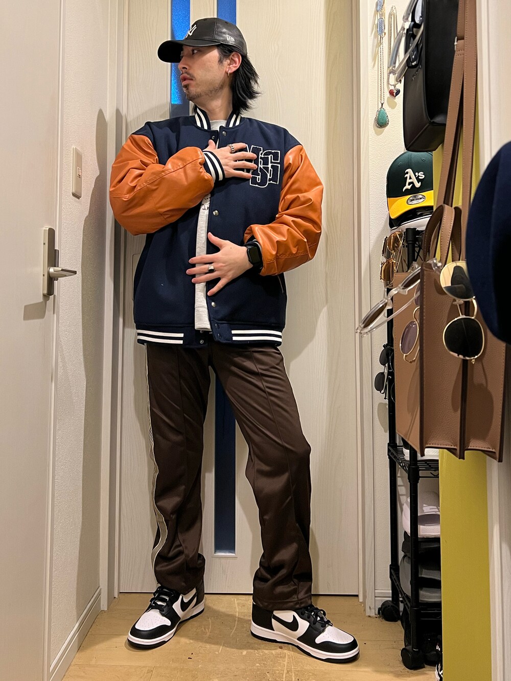 ブルー系のスタジャン、グレー系のスウェット、ブラウン系のデニムパンツを着用したメンズの冬コーディネートの4枚目の写真