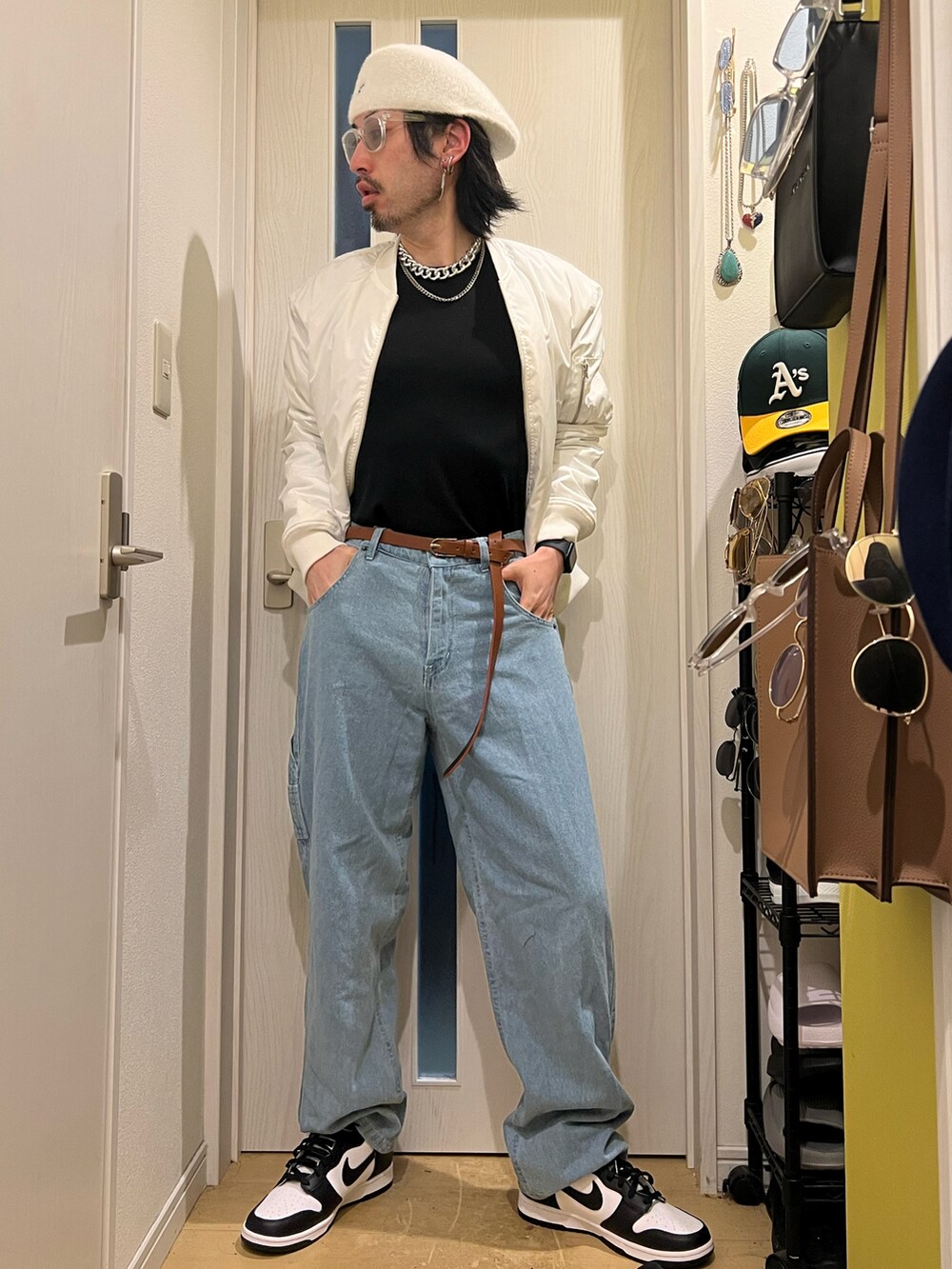 ブルー系のデニムパンツ、ホワイト系のMA-1、ホワイト系のスニーカーを着用したメンズの冬コーディネートの3枚目の写真