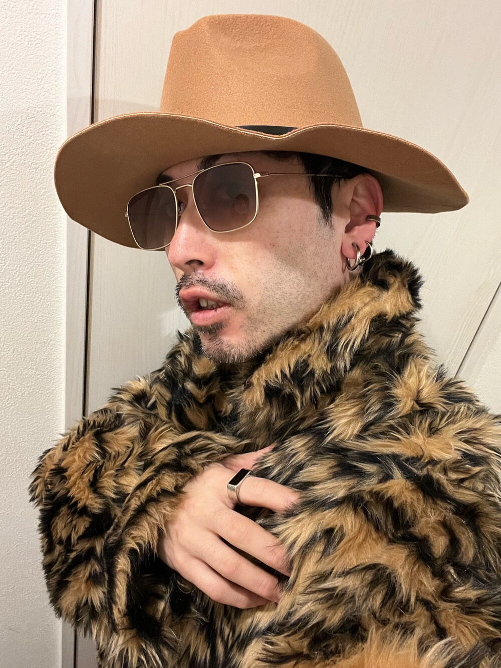 ブラック系のショルダーバッグ、ブラック系のカーゴパンツ、ブラック系のブーツを着用したメンズの冬コーディネートの5枚目の写真