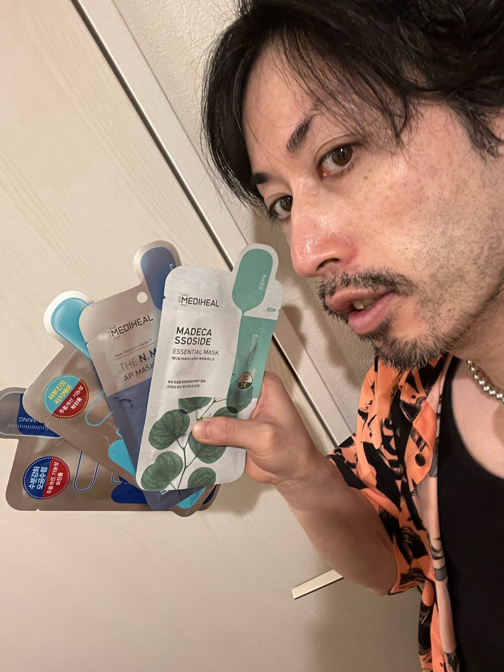 その他のシャツ/ブラウス、ブラック系のカーゴパンツ、ブルー系のスニーカーを着用したメンズの春コーディネートの3枚目の写真