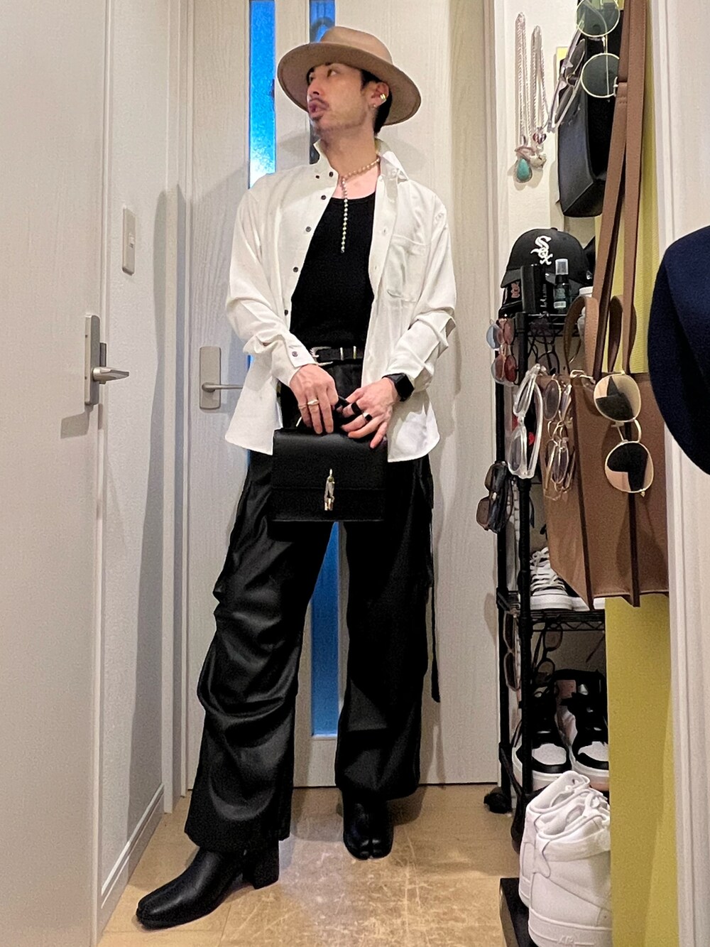 ホワイト系のシャツ/ブラウス、ブラック系のショルダーバッグ、ブラック系のカーゴパンツを着用したメンズの秋コーディネートの5枚目の写真