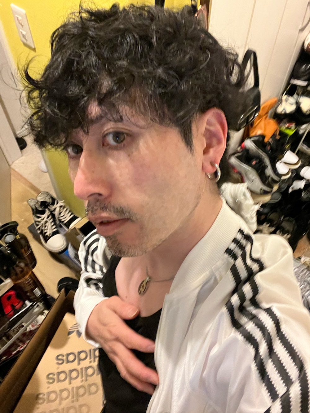 ホワイト系のジャージ、ブラック系のその他パンツ、ブラック系のスニーカーを着用したメンズの秋コーディネートの5枚目の写真