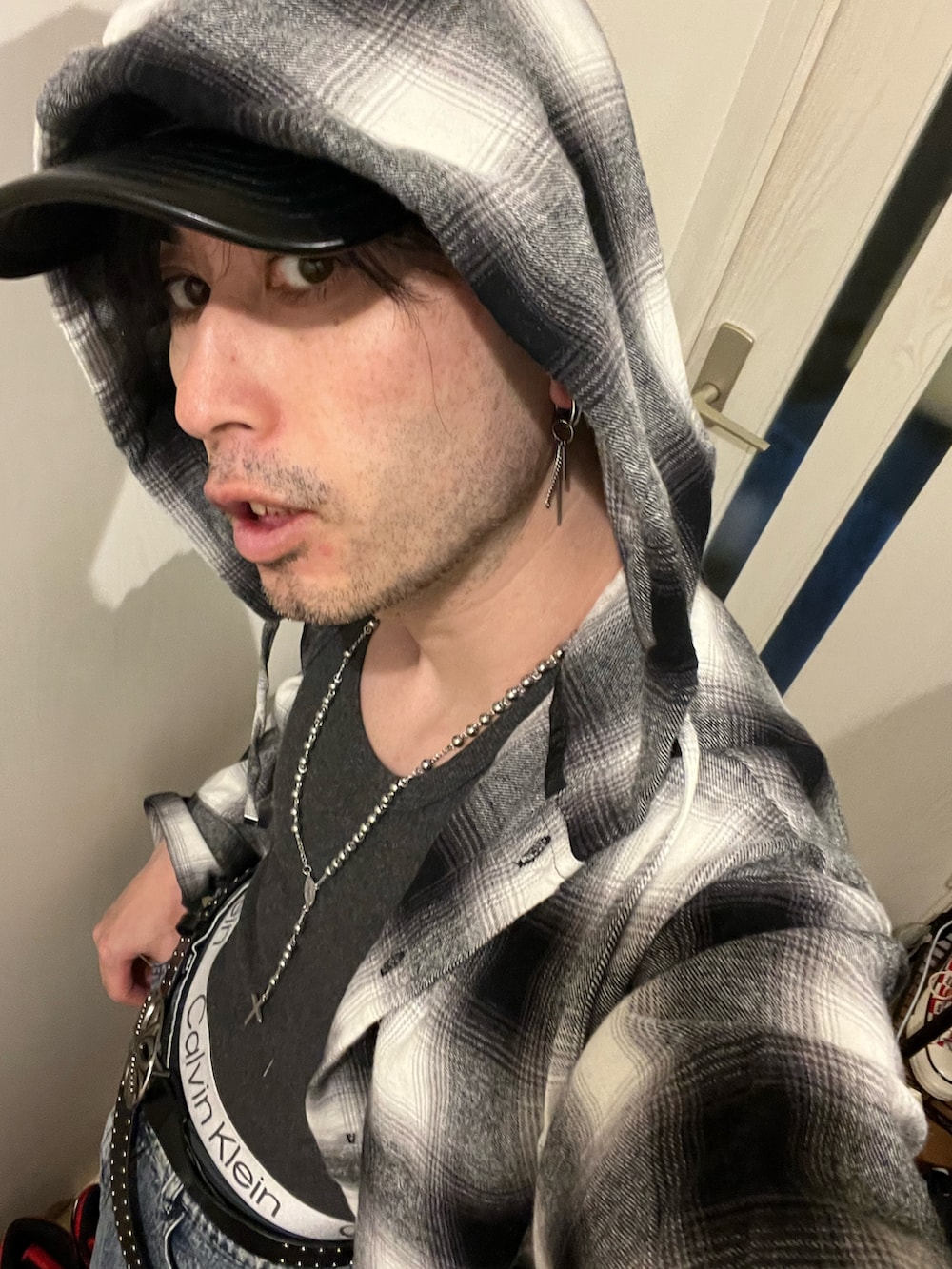 「今日のコーデ、チェック、チェックシャツ、デニム、デニムパンツ、ショルダーバッグ、ブーツ、タンクトップ、低身長、低身長コーデ、春コーデ、おしゃれさんと繋がりたい、過去の投稿も見て頂けたら嬉しいです😊、韓国ファッション、韓国コーデ」｜「ADRERのdenim parachute cargo pants/デニムパラシュートカーゴパンツ（カーゴパンツ、ブルー系）」を使った、shinyaさん（メンズ・168cm）の春コーディネートの5枚目の写真