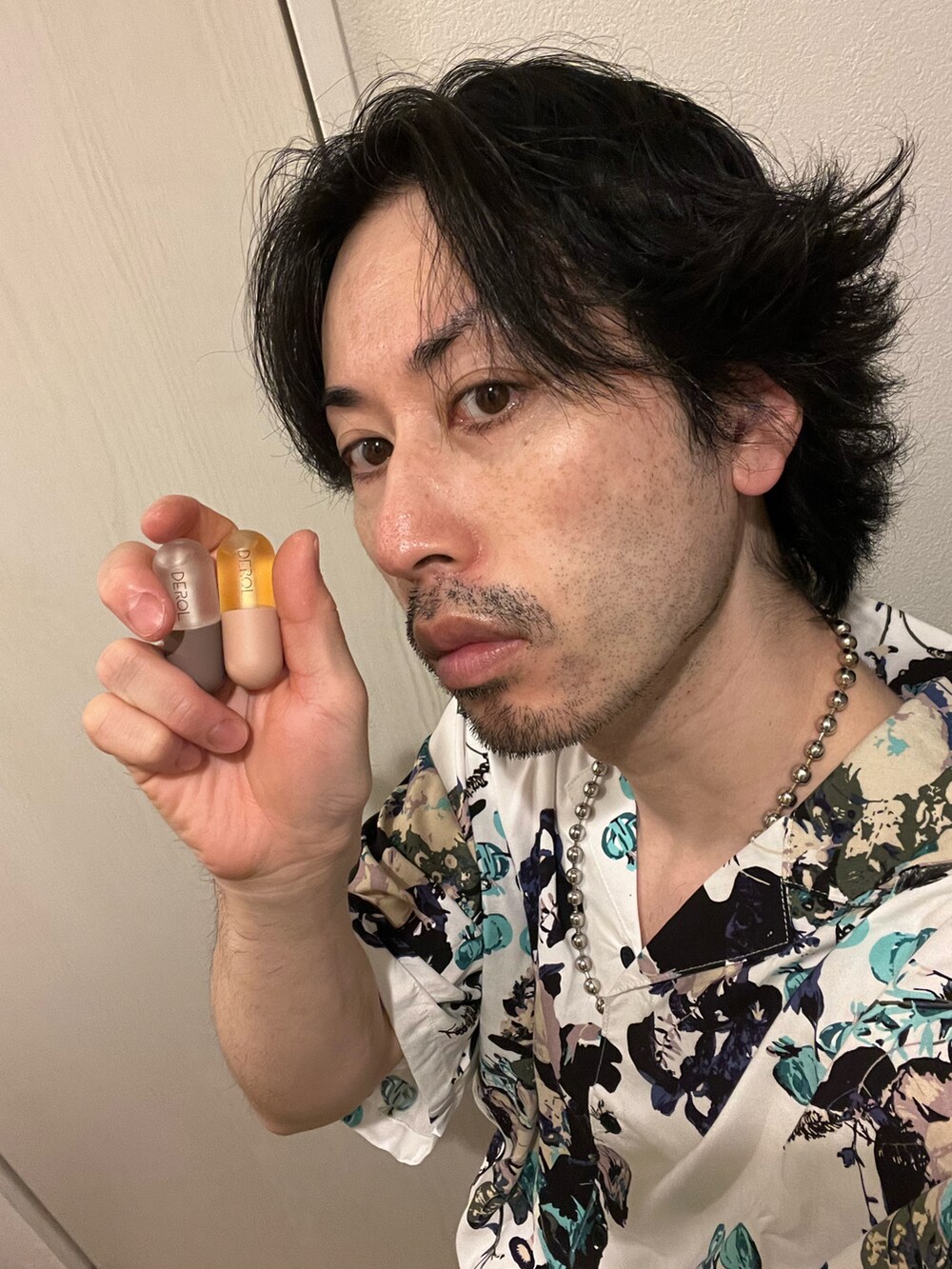 ブラック系のサンダル、ブルー系のデニムパンツ、ホワイト系のシャツ/ブラウスを着用したメンズの夏コーディネートの4枚目の写真