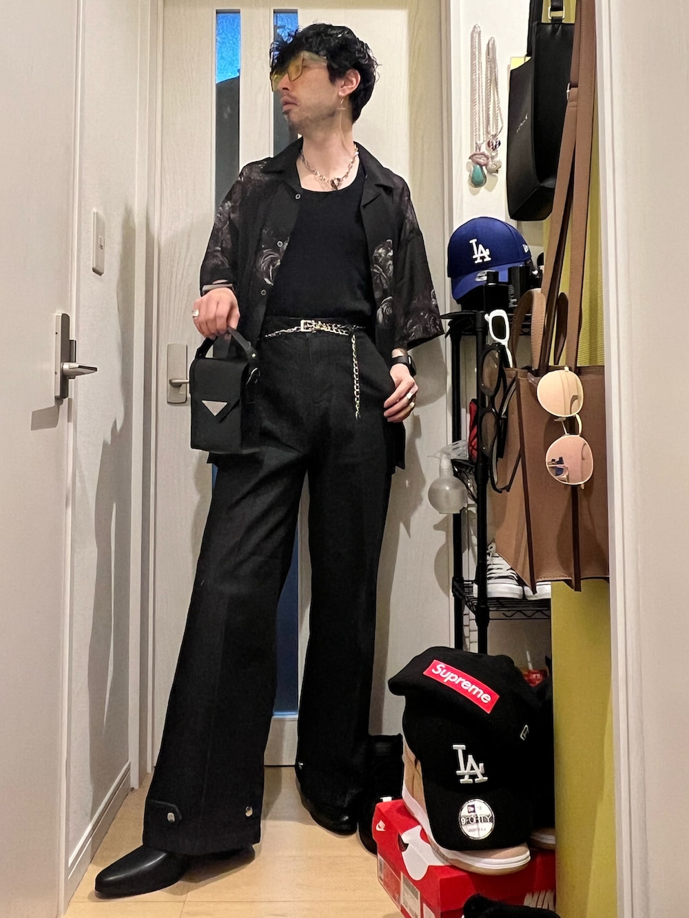 ブラック系のその他パンツ、ブラック系のブーツ、ブラック系のシャツ/ブラウスを着用したメンズの夏コーディネートの3枚目の写真