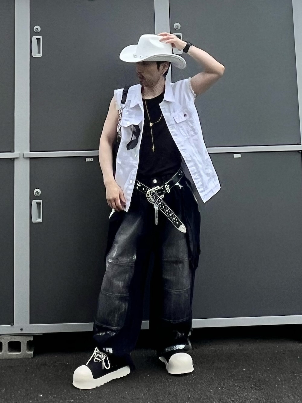 ブラック系のデニムパンツ、ブラック系のスニーカー、ブラック系のショルダーバッグを着用したメンズの夏コーディネートの2枚目の写真