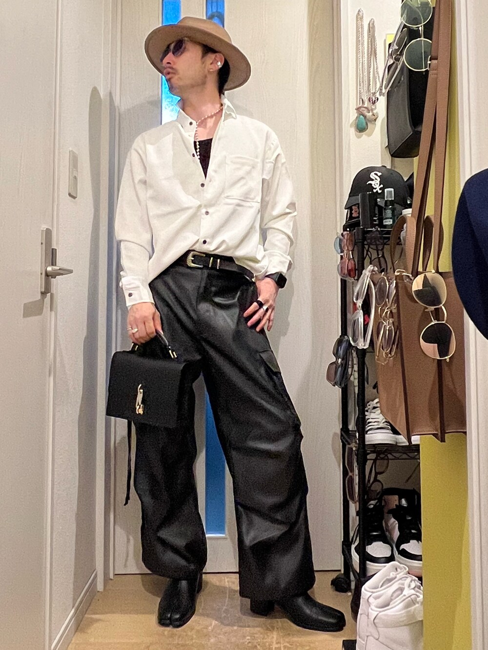ホワイト系のシャツ/ブラウス、ブラック系のショルダーバッグ、ブラック系のカーゴパンツを着用したメンズの秋コーディネートの2枚目の写真