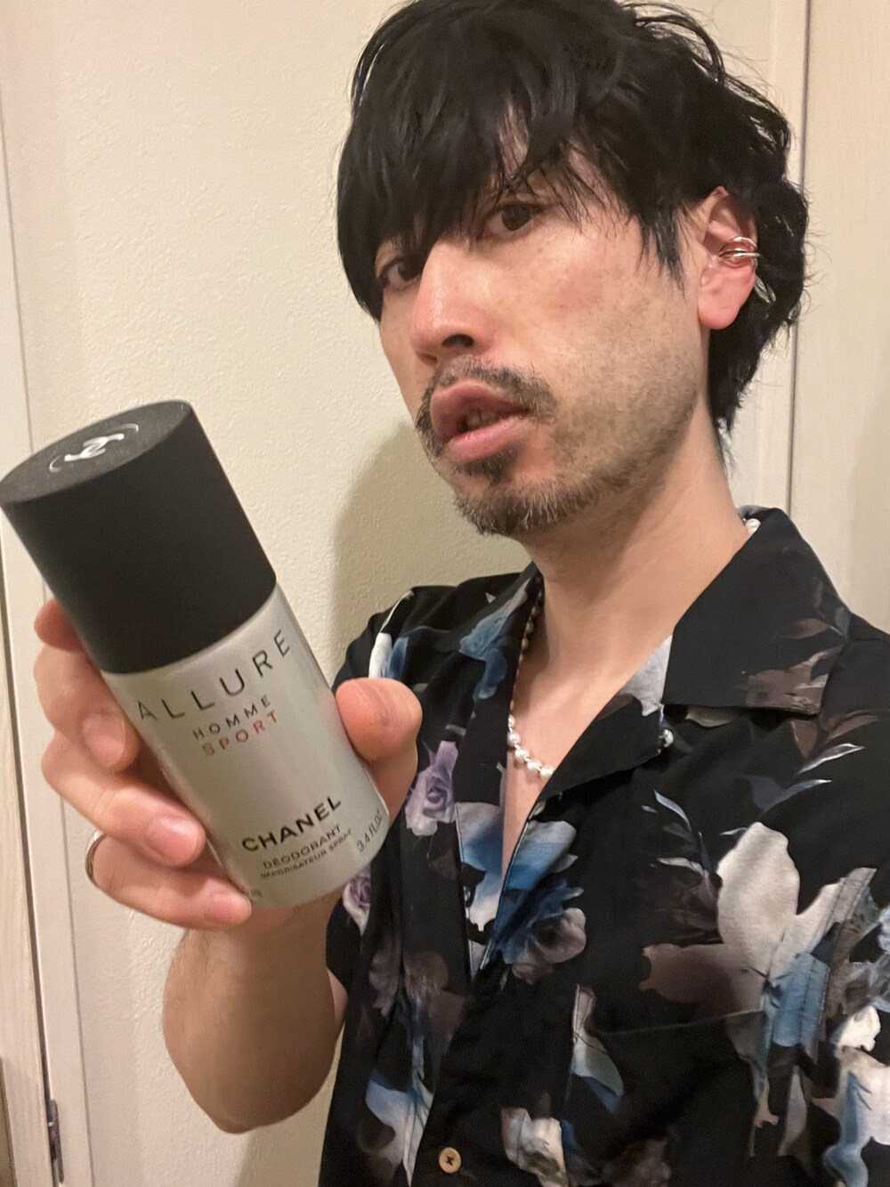 ブラック系のシャツ/ブラウス、ブラック系のその他パンツ、ブラック系のスニーカーを着用したメンズの春コーディネートの5枚目の写真