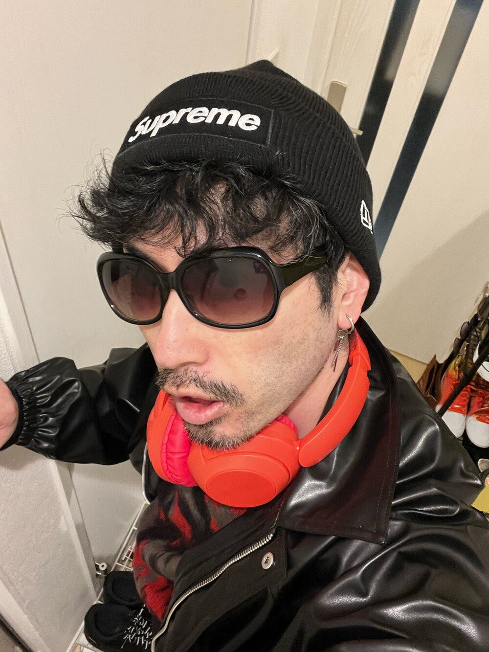 その他のニット/セーター、ブラック系のカーゴパンツ、ブラック系のスニーカーを着用したメンズの冬コーディネートの4枚目の写真