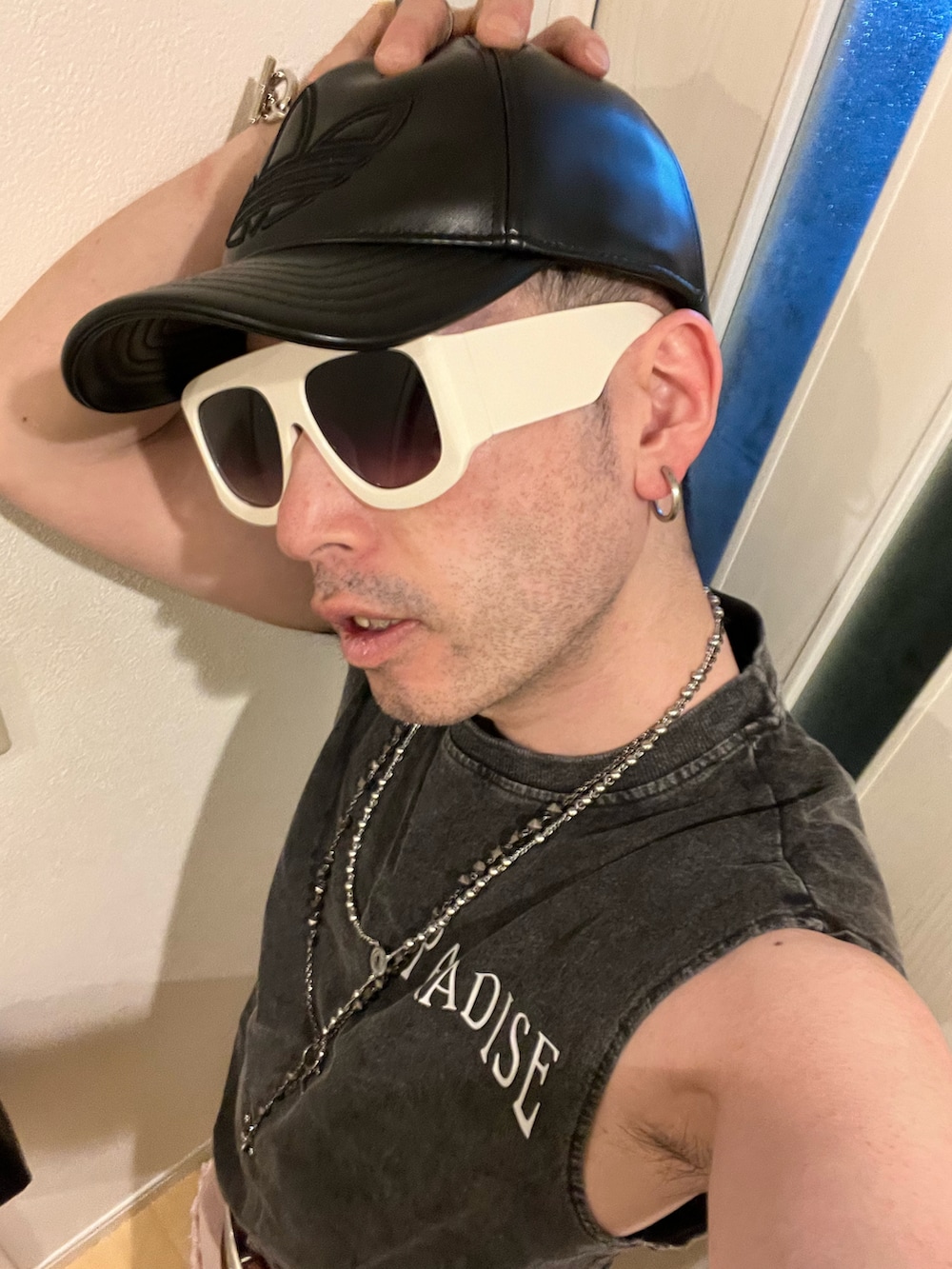 ブラウン系のブーツ、ピンク系のその他パンツ、ブラック系のボストンバッグを着用したメンズの春コーディネートの4枚目の写真