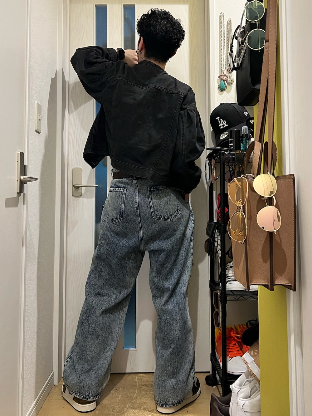 ブルー系のデニムパンツ、ブラック系のスニーカー、ブラック系のデニムジャケットを着用したメンズの冬コーディネートの4枚目の写真