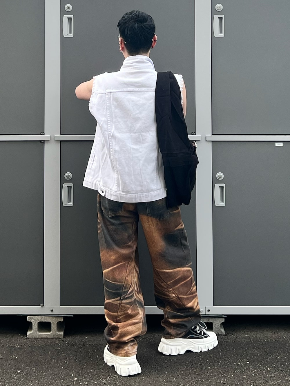 「最近のいい感じコーデ、デニム、デニムジャケット、スニーカー、低身長、低身長コーデ、お洒落さんとつながりたい、過去の投稿も見て頂けたら嬉しいです😊、韓国ファッション、韓国コーデ、サングラス、バッグ、タンクトップ、デートコーデ、休日コーデ」｜「AVIREXのDISCHARGE  NAVAL TANK TOP / ディスチャージ ネイバル タンクトップ / AVIREX /アヴィレックス（タンクトップ、グリーン系）」を使った、shinyaさん（メンズ・168cm）の春コーディネートの2枚目の写真