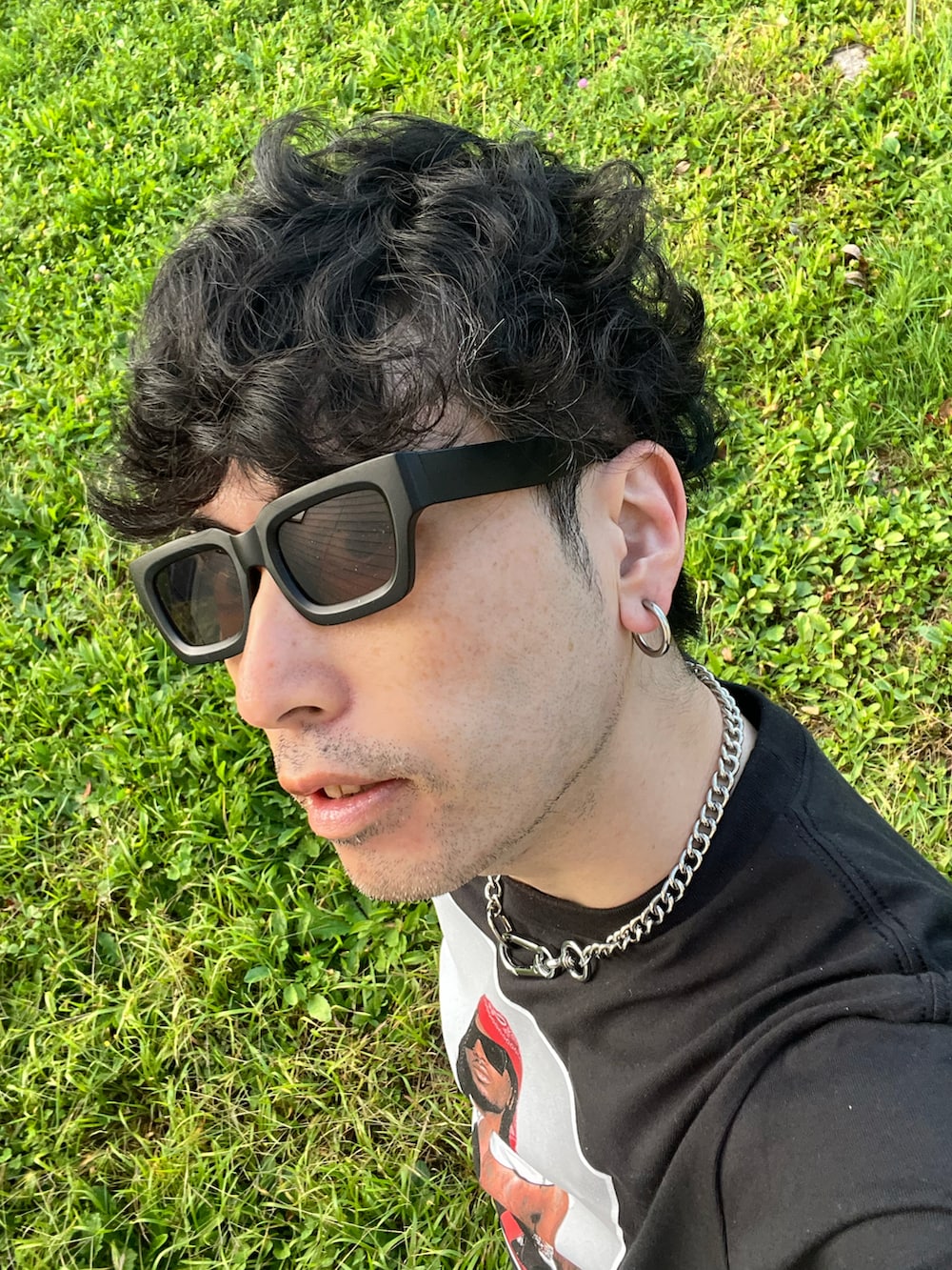 ブルー系のデニムパンツ、ブラック系のブーツ、ブラック系のTシャツ/カットソーを着用したメンズの秋コーディネートの5枚目の写真