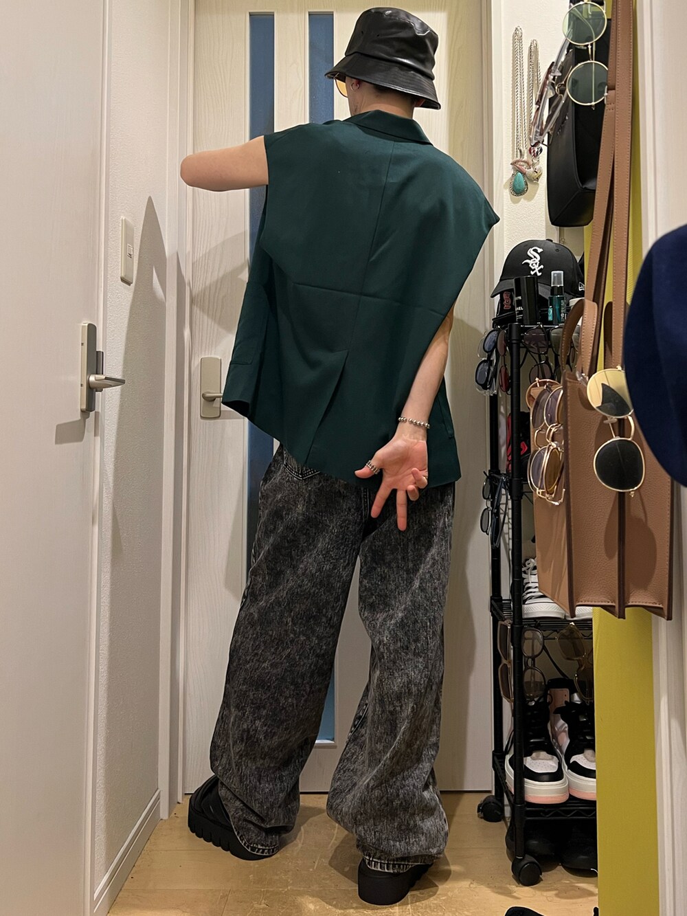 ブラック系のショルダーバッグ、ブラック系のデニムパンツ、ブラック系のサンダルを着用したメンズの夏コーディネートの3枚目の写真