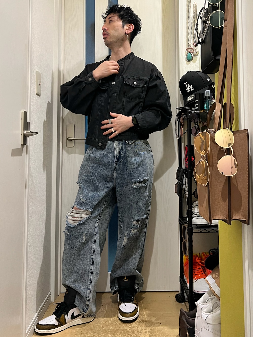 ブルー系のデニムパンツ、ブラック系のスニーカー、ブラック系のデニムジャケットを着用したメンズの冬コーディネートの2枚目の写真