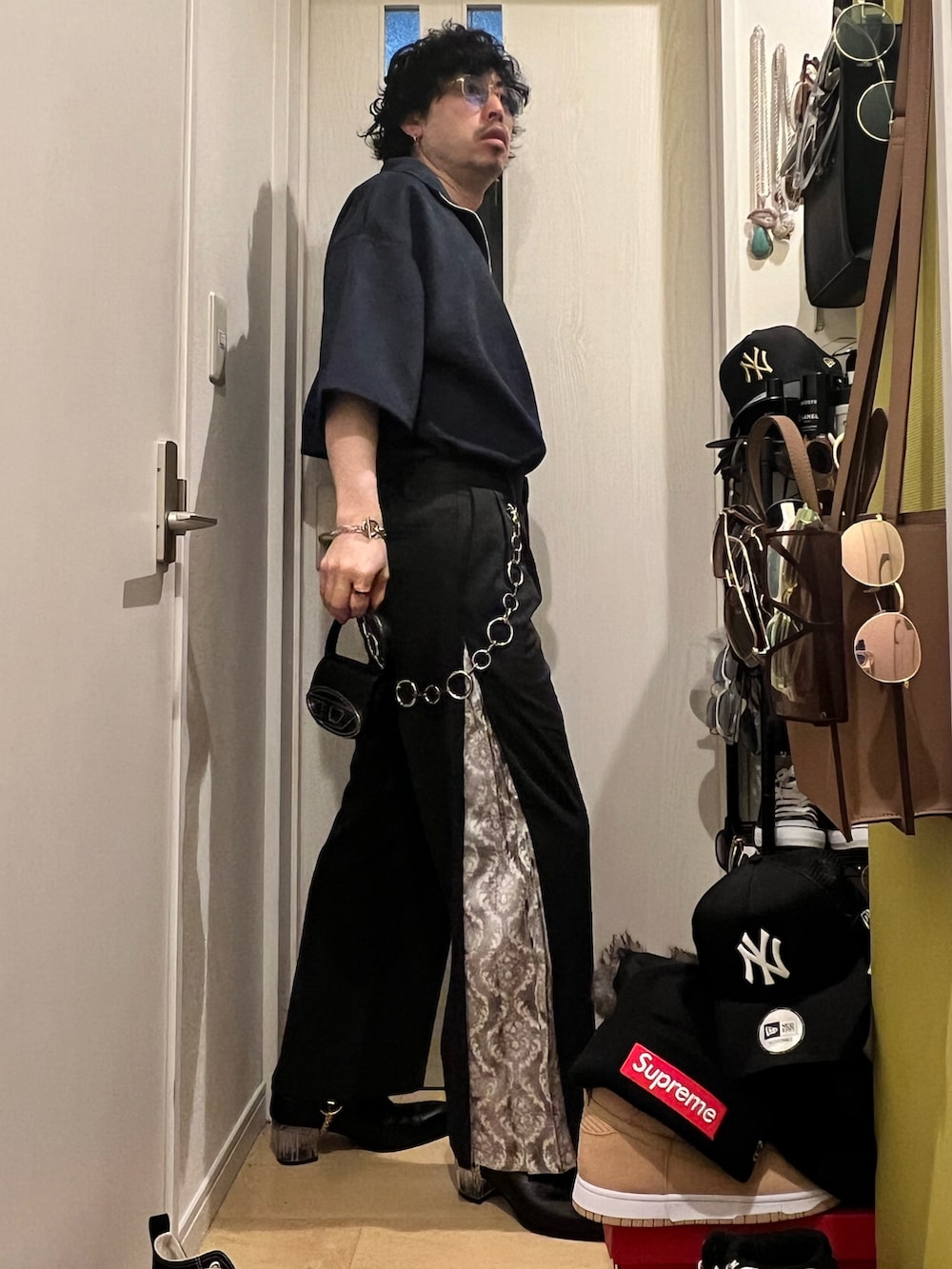 「モノトーン、モノトーンコーデ、春夏コーデ、おしゃれさんと繋がりたい、お出かけコーデ、きれいめカジュアル、デートコーデ、低身長、韓国ファッション、いいね、save、フォローお願いします🤑、過去の投稿も見て頂けたら嬉しいです😊、フォルダインありがとうございます❤︎、フォローミー、サングラス、ヒールブーツ」｜「CLELの【CLEL】TRルーズ サイドジップデザインパンツ/TR Loose Side Zip Design Pants（スラックス、ブラック系）」を使った、shinyaさん（メンズ・168cm）の春コーディネートの2枚目の写真