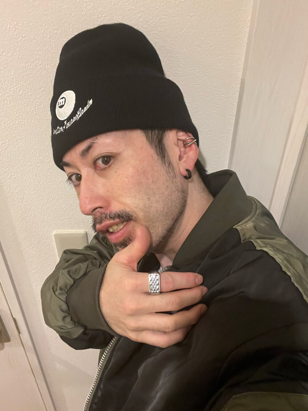 ブラック系のMA-1、ブラック系のスウェットパンツ、ホワイト系のスニーカーを着用したメンズの秋コーディネートの5枚目の写真