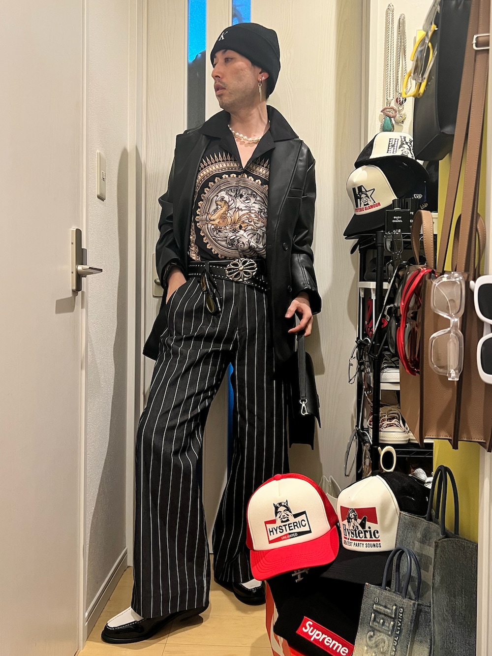 ブラック系のテーラードジャケット、ブラック系のシャツ/ブラウス、ブラック系のスラックスを着用したメンズの冬コーディネートの2枚目の写真