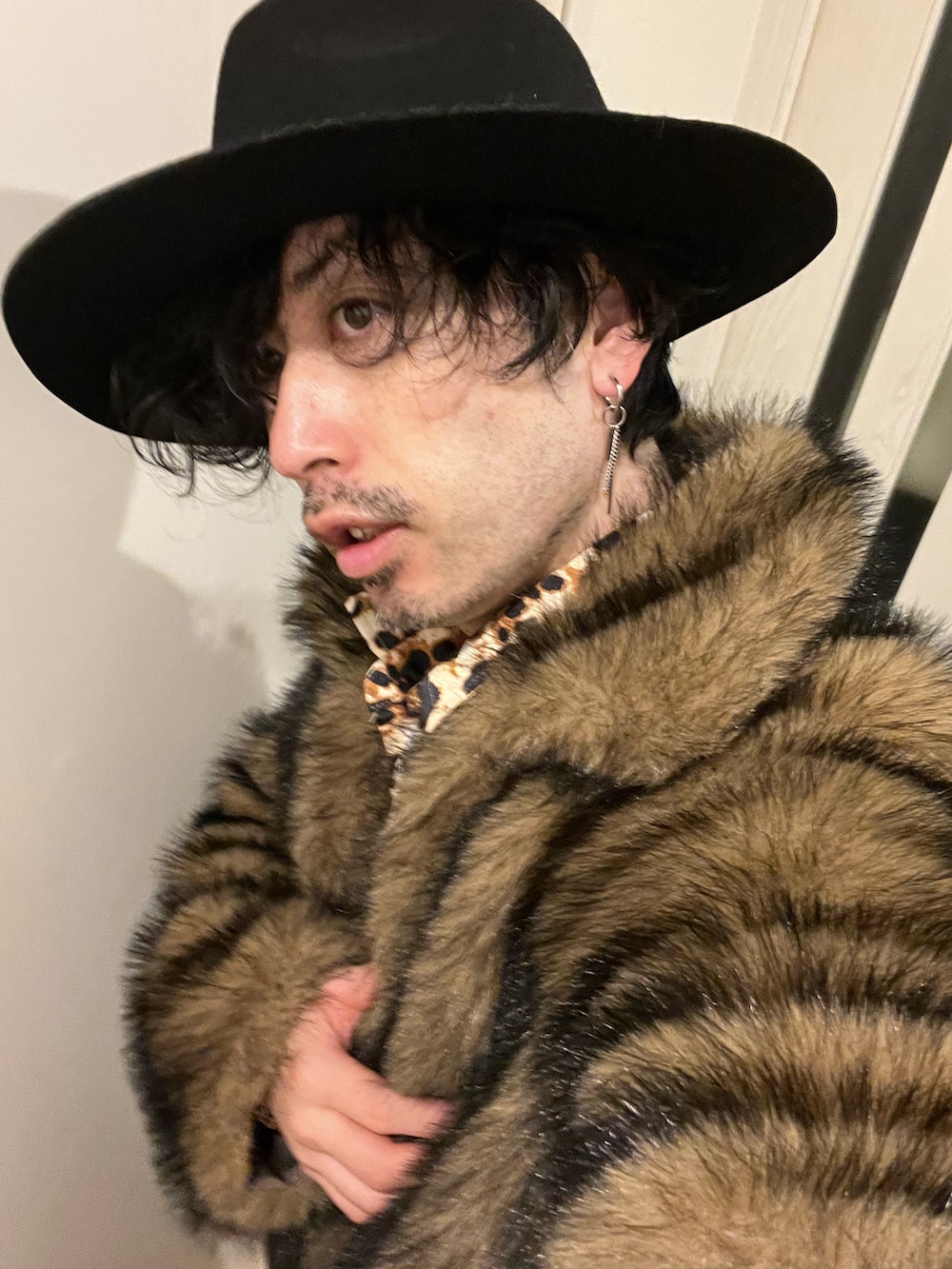 ブラック系のその他パンツ、ブラック系のショルダーバッグ、ブラック系のブーツを着用したメンズの冬コーディネートの4枚目の写真