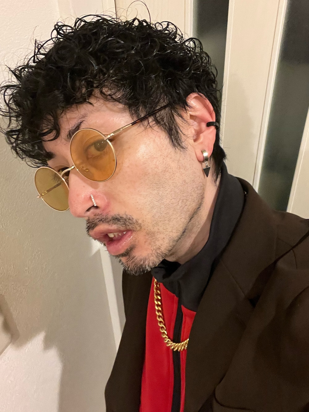 レッド系のジャージ、ホワイト系のスニーカー、ブラウン系のセットアップを着用したメンズの冬コーディネートの3枚目の写真