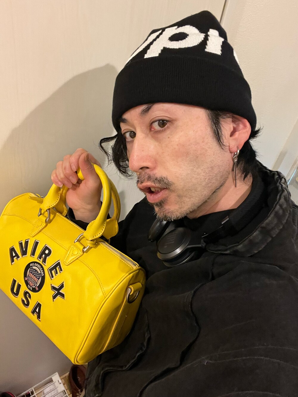 イエロー系のボストンバッグ、ブルー系のカーゴパンツ、ブラック系のブーツを着用したメンズの冬コーディネートの4枚目の写真