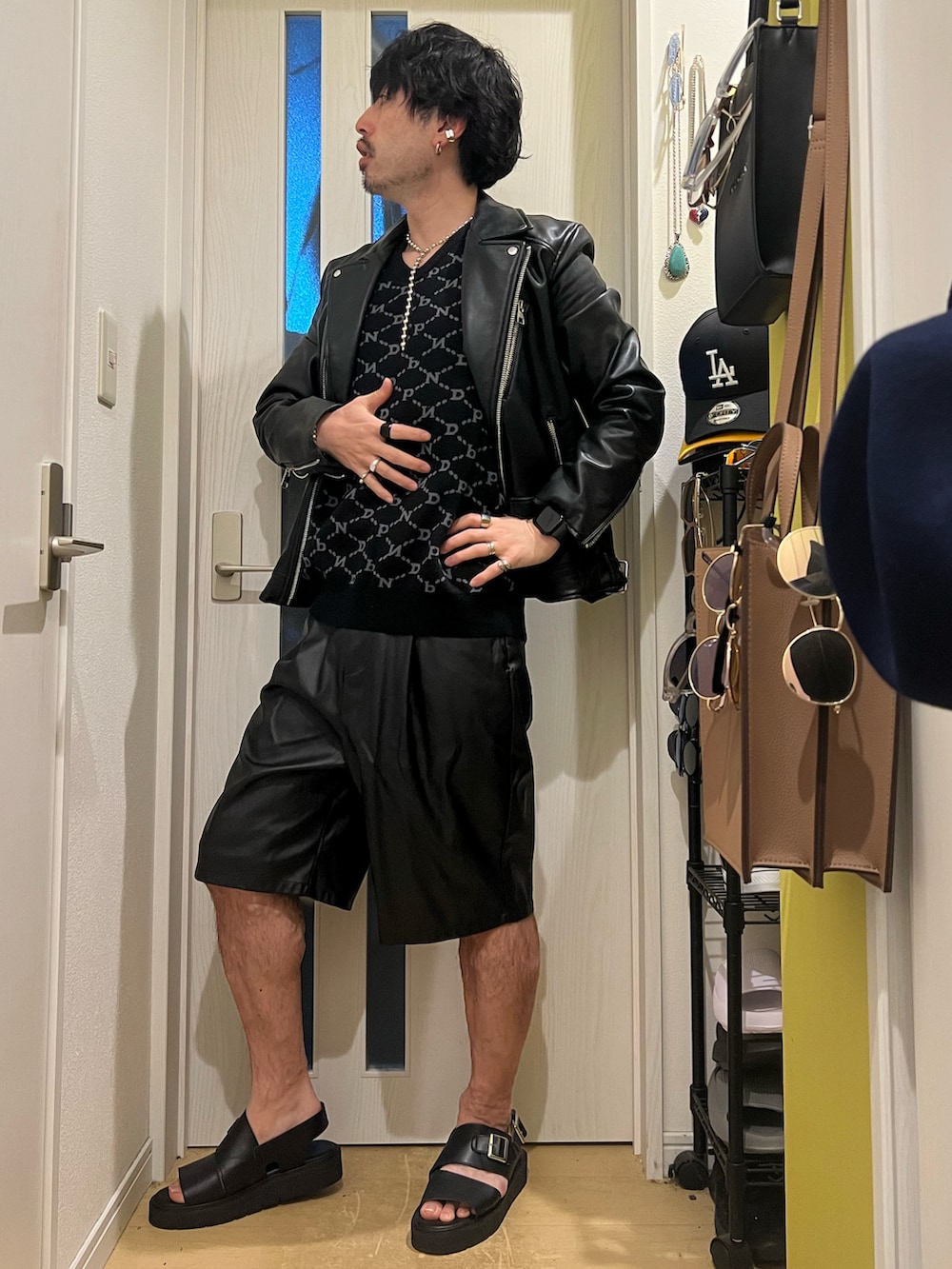 ブラック系のライダースジャケット、ブラック系のその他パンツ、ブラック系のサンダルを着用したメンズの春コーディネートの3枚目の写真