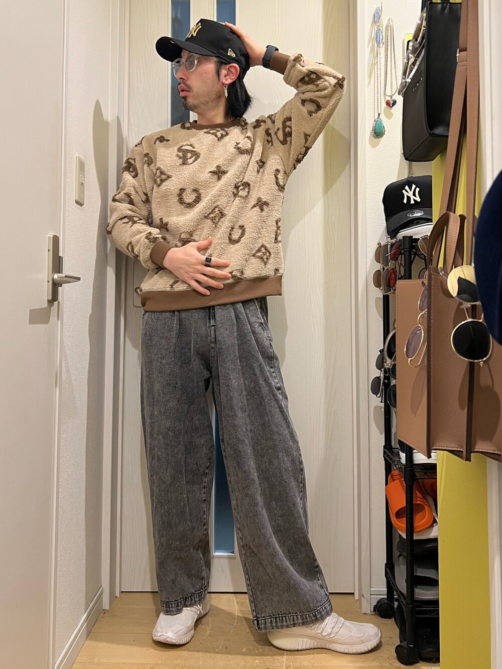 ブラック系のデニムパンツ、ベージュ系のスウェット、ホワイト系のスニーカーを着用したメンズの冬コーディネートの2枚目の写真