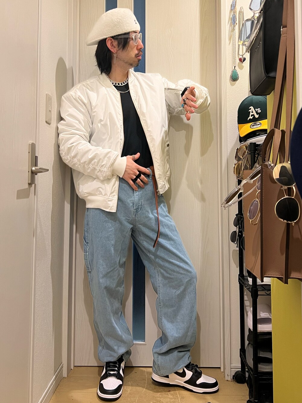 ブルー系のデニムパンツ、ホワイト系のMA-1、ホワイト系のスニーカーを着用したメンズの冬コーディネートの4枚目の写真