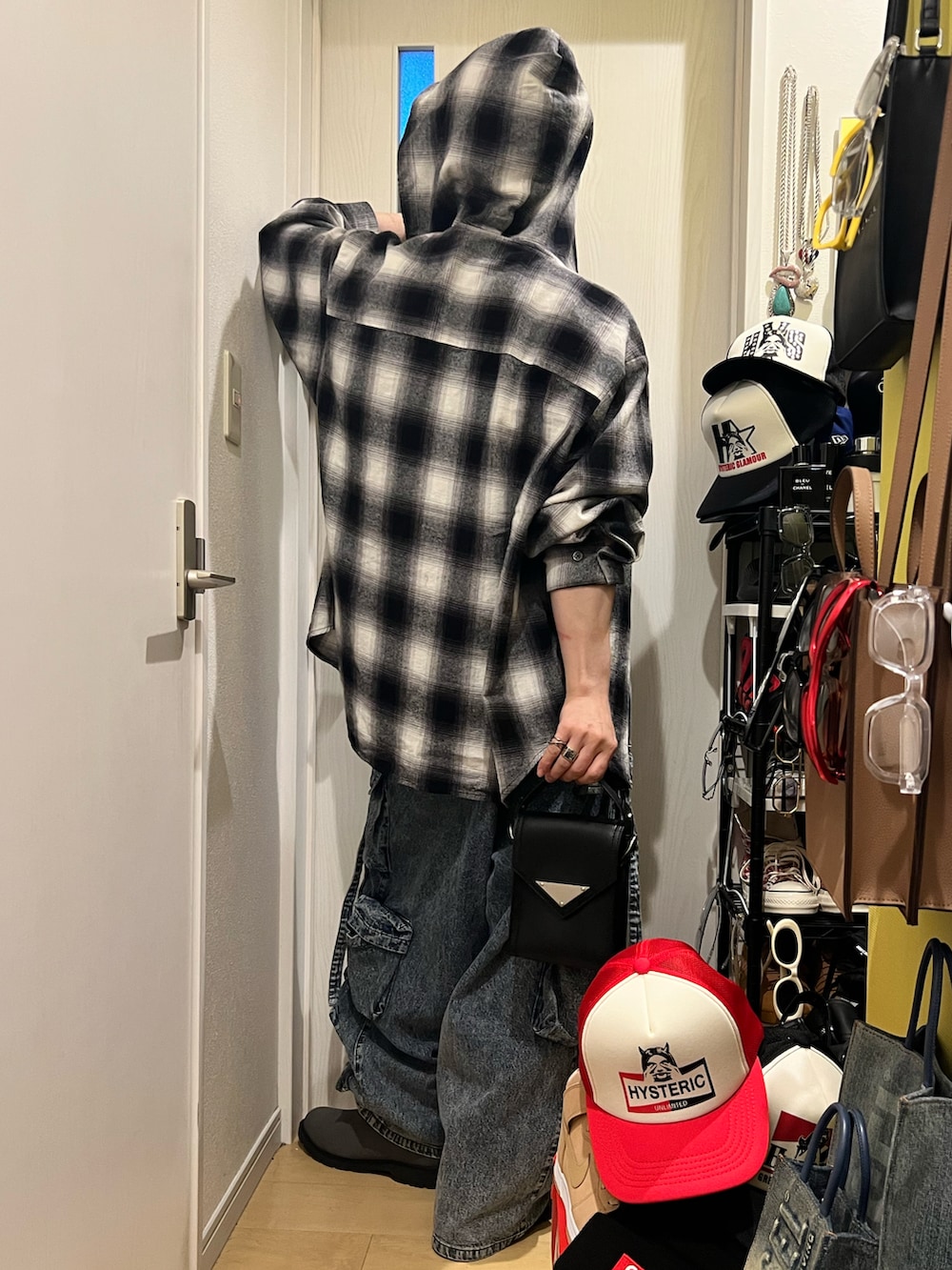 「今日のコーデ、チェック、チェックシャツ、デニム、デニムパンツ、ショルダーバッグ、ブーツ、タンクトップ、低身長、低身長コーデ、春コーデ、おしゃれさんと繋がりたい、過去の投稿も見て頂けたら嬉しいです😊、韓国ファッション、韓国コーデ」｜「ADRERのdenim parachute cargo pants/デニムパラシュートカーゴパンツ（カーゴパンツ、ブルー系）」を使った、shinyaさん（メンズ・168cm）の春コーディネートの4枚目の写真
