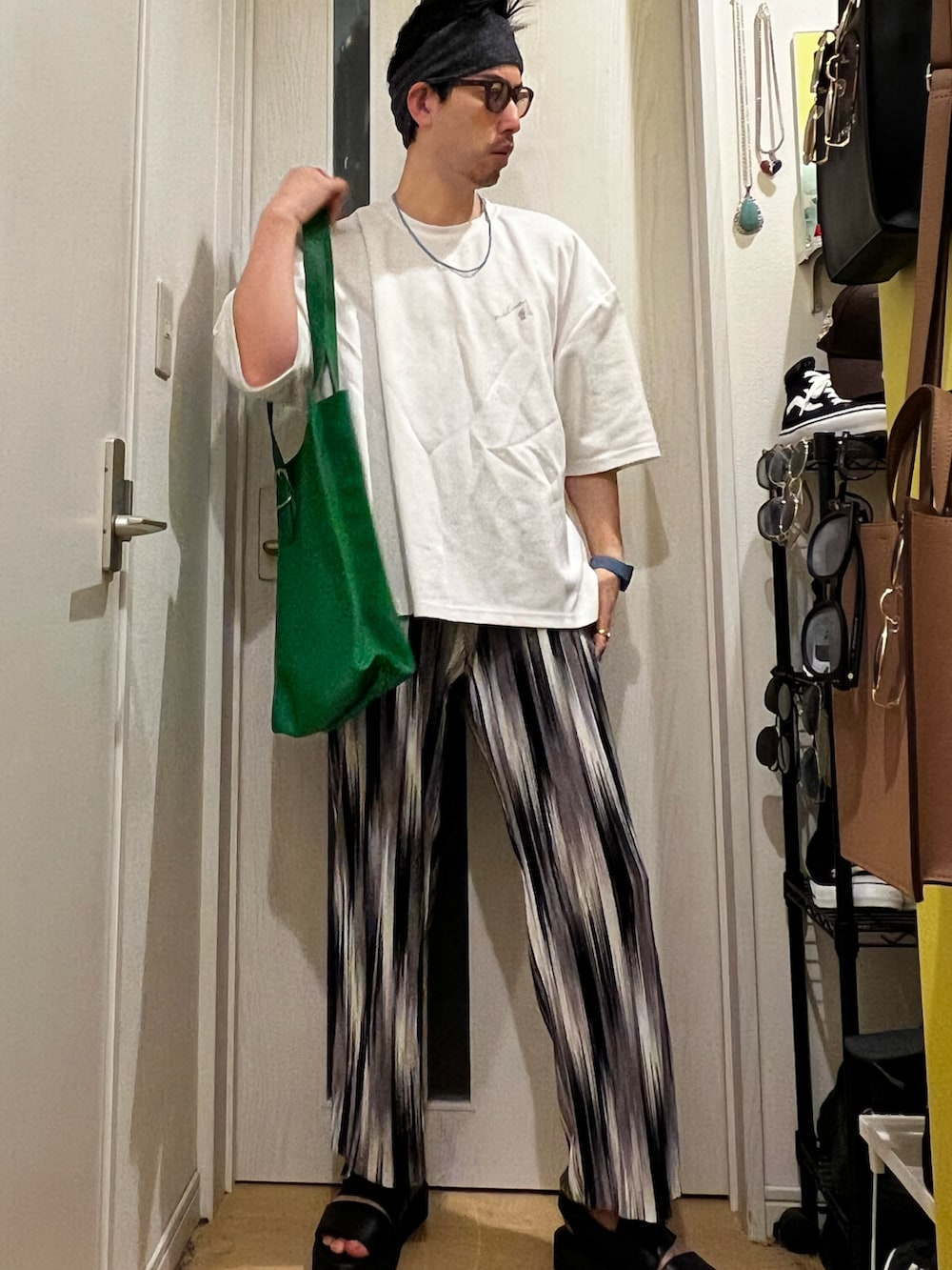 グリーン系のトートバッグ、その他のその他パンツ、ブラック系のサンダルを着用したメンズの夏コーディネートの2枚目の写真