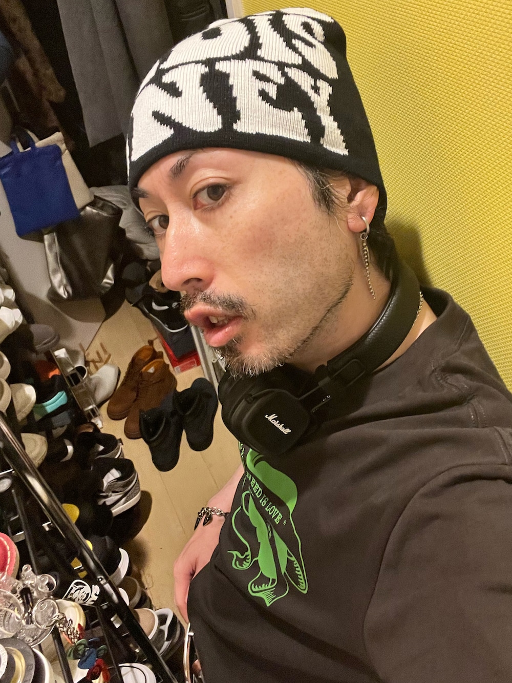 グレー系のTシャツ/カットソー、ブラック系のトートバッグ、ベージュ系のブーツを着用したメンズの夏コーディネートの4枚目の写真