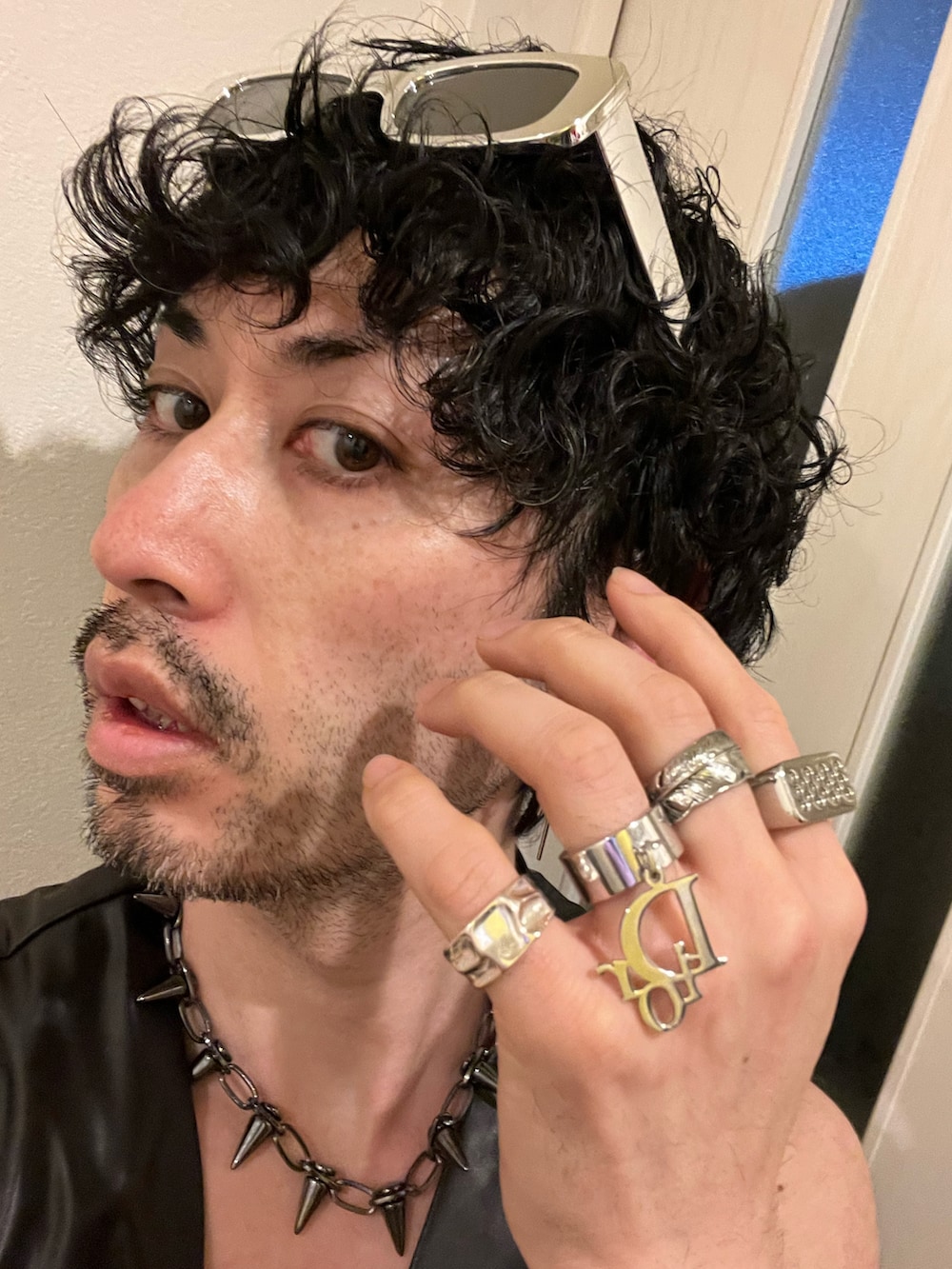 ブラック系のカーゴパンツ、ブラック系のブーツ、ブラック系のベストを着用したメンズの春コーディネートの5枚目の写真