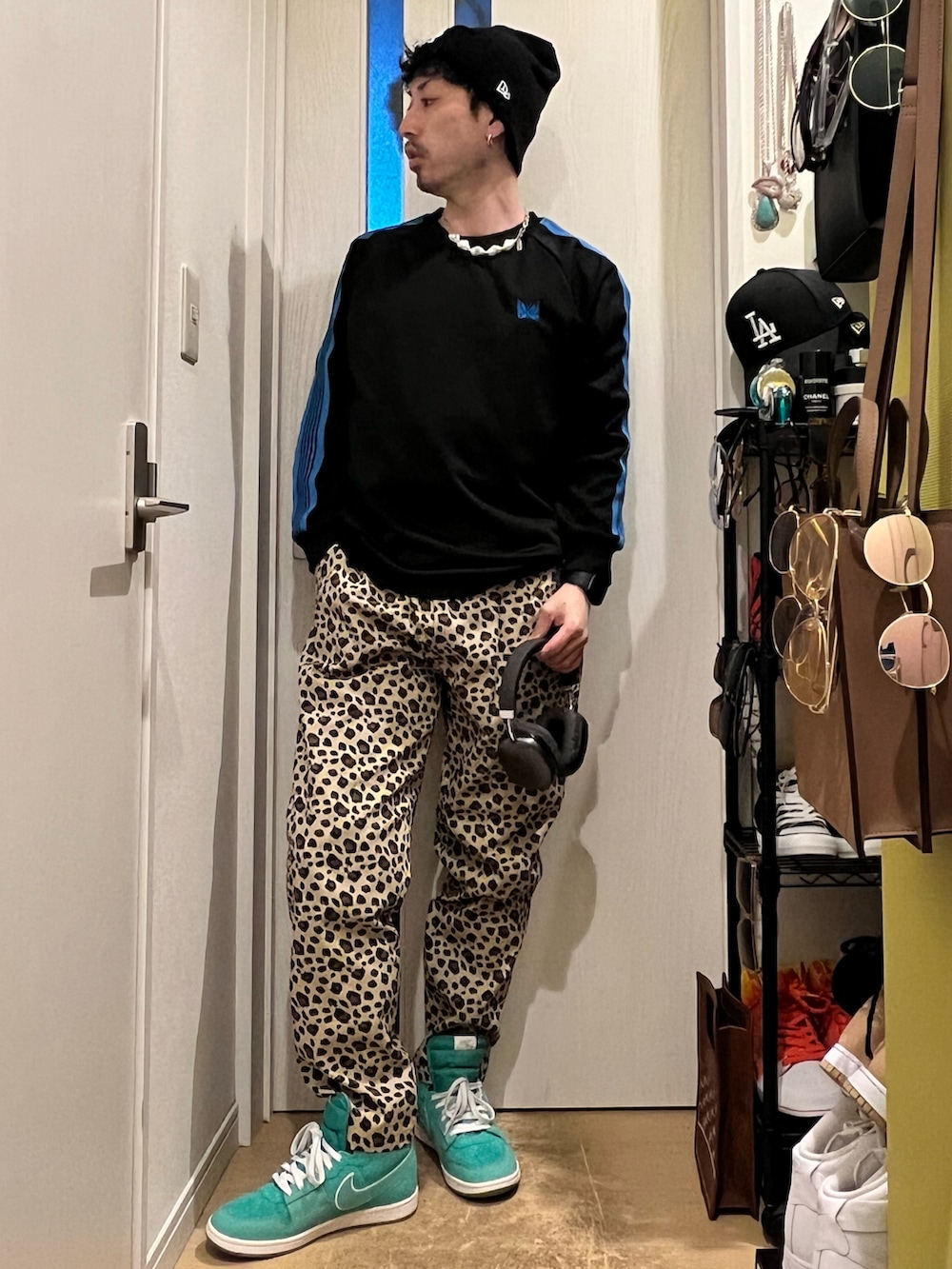 その他のチノパンツ、グリーン系のスニーカー、ブラック系のニットキャップ/ビーニーを着用したメンズの冬コーディネートの2枚目の写真