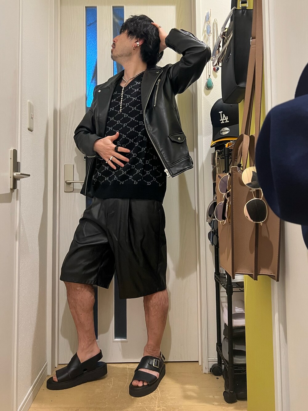 ブラック系のライダースジャケット、ブラック系のその他パンツ、ブラック系のサンダルを着用したメンズの春コーディネートの4枚目の写真
