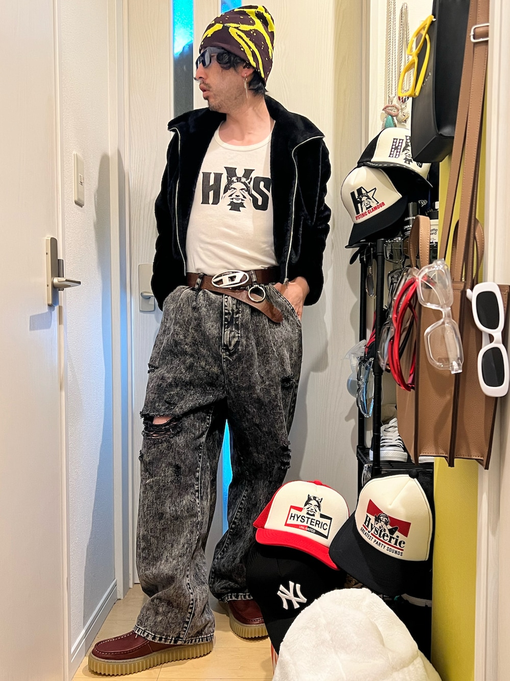 「冬コーデ、タンクトップ、サングラス、ニット帽、デニムパンツ、ブーツ、おしゃれさんと繋がりたい、低身長、ストリート、デート、デートコーデ、お出かけ、韓国ファッション、韓国コーデ、低身長コーデ」｜「ADRERの【ADRER】ヴィンテージメイクワイドテーパードデニム（デニムパンツ、ブラック系）」を使った、shinyaさん（メンズ・168cm）の冬コーディネートの2枚目の写真