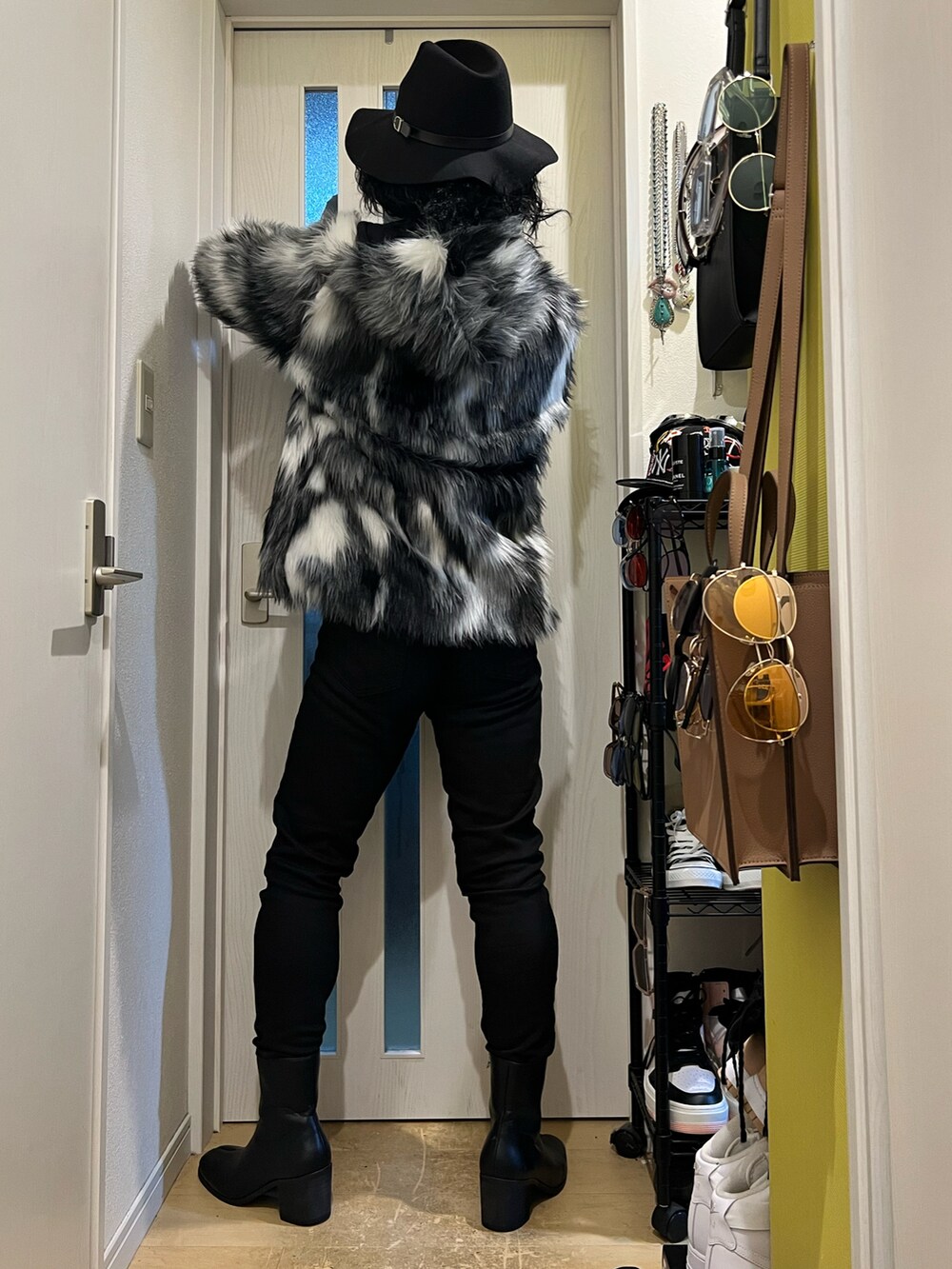 「ファッションを楽しもう、ハロウィン、秋服コーデ、秋冬コーデ、秋冬、秋冬準備はじめました、シンプルスタイル、韓国ファッション、韓国コーデ、お洒落さんとつながりたい、コート、ヒールブーツ、いいね、save、フォローお願いします🤑、過去の投稿も見て頂けたら嬉しいです😊、フォルダインありがとうございます❤︎」｜「glabellaのglabella / グラベラ / ハイヒール タビブーツ / 足袋 ブーツ / ヒールブーツ / ドレスブーツ（ブーツ、ブラック系）」を使った、shinyaさん（メンズ・168cm）の秋コーディネートの4枚目の写真