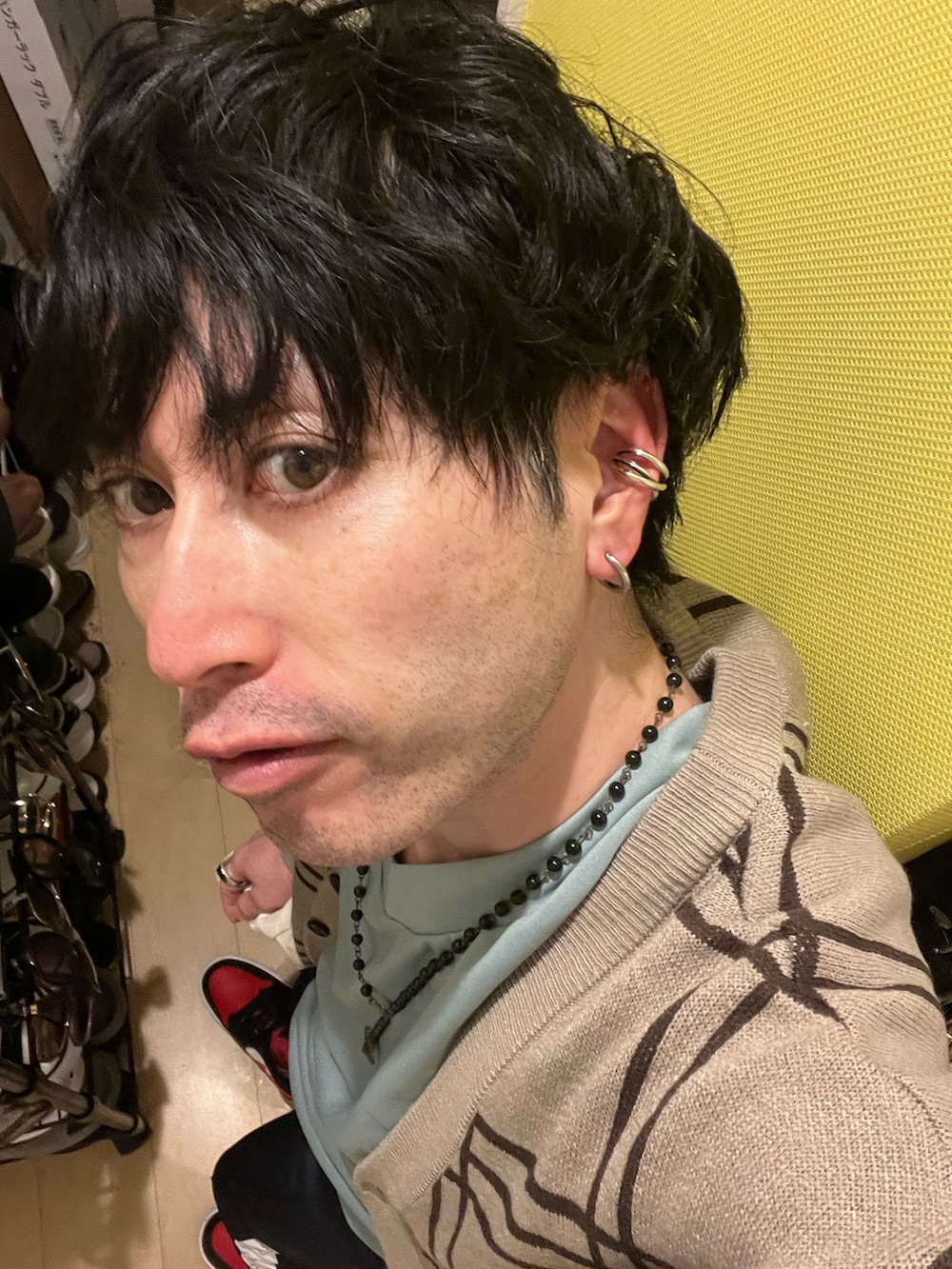 ホワイト系のショルダーバッグ、ブルー系のその他パンツ、ブラック系のスニーカーを着用したメンズの春コーディネートの5枚目の写真